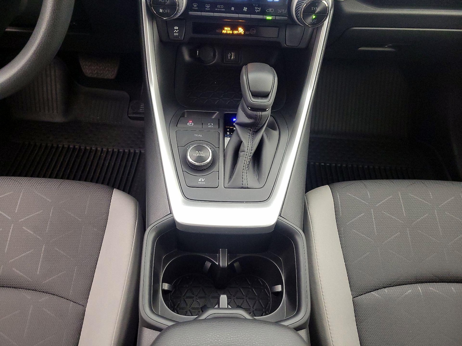 2025 Toyota RAV4 XLE - Photo 19