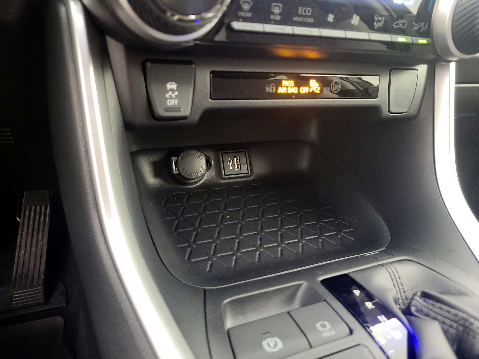 2025 Toyota RAV4 XLE - Photo 20