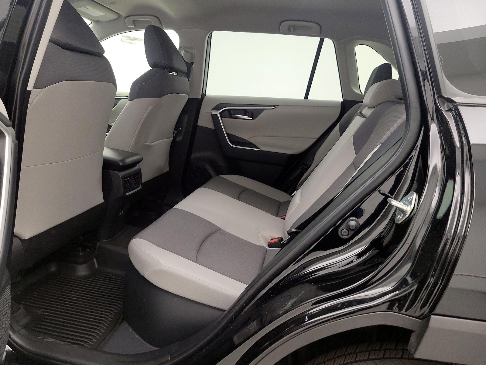 2025 Toyota RAV4 XLE - Photo 21
