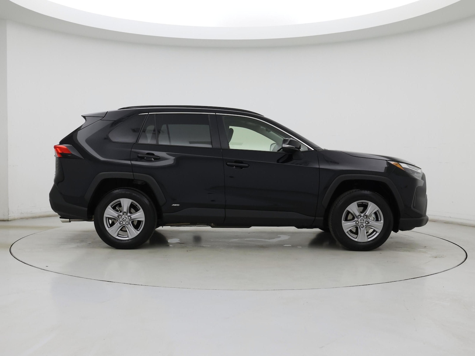 2025 Toyota RAV4 XLE - Photo 8