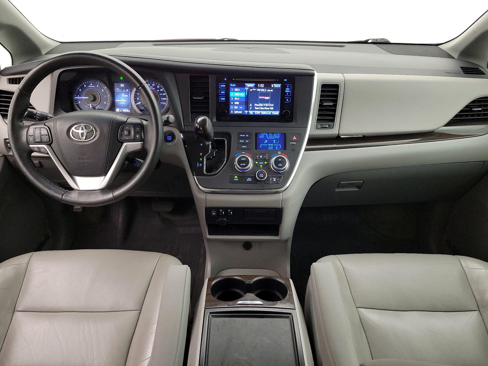 Thumbnail: 2017 Toyota Sienna - 9