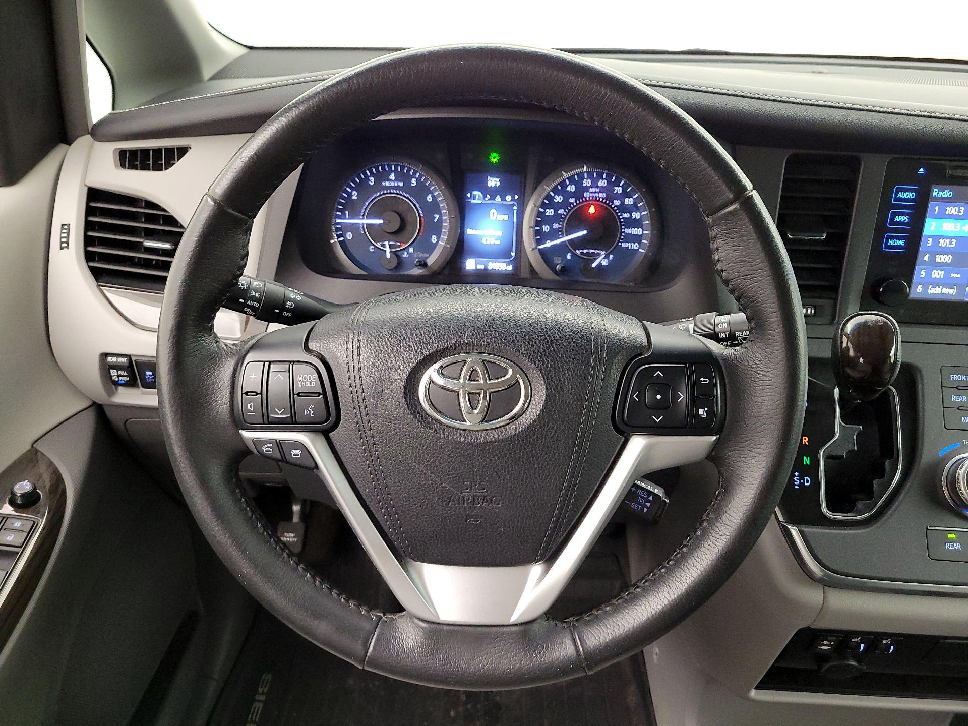 Thumbnail: 2017 Toyota Sienna - 10