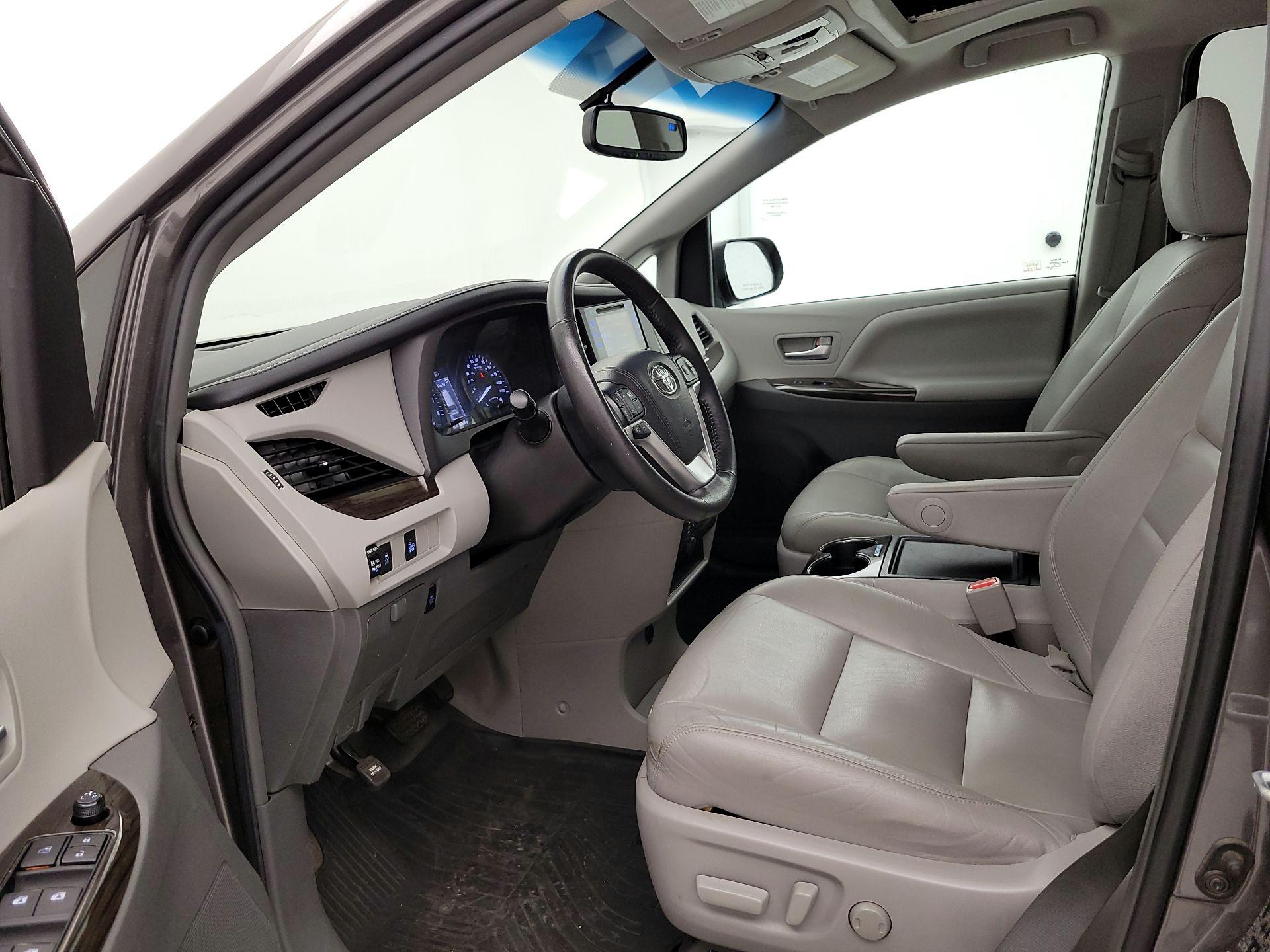 Thumbnail: 2017 Toyota Sienna - 11