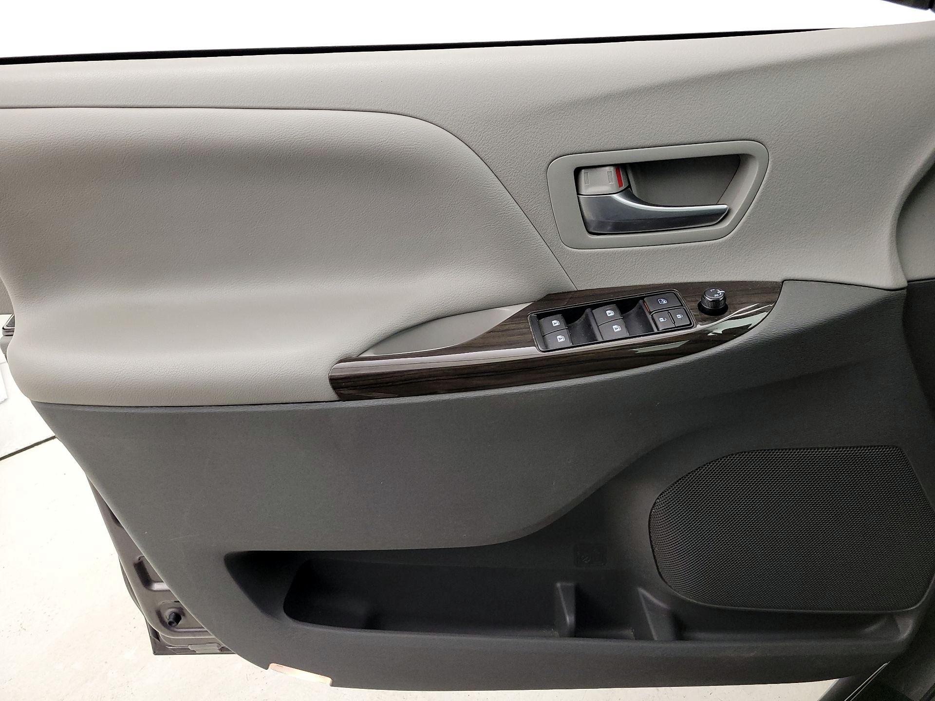 Thumbnail: 2017 Toyota Sienna - 12