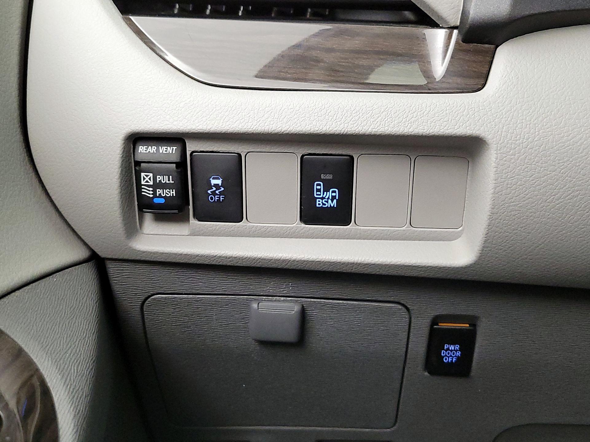 Thumbnail: 2017 Toyota Sienna - 13