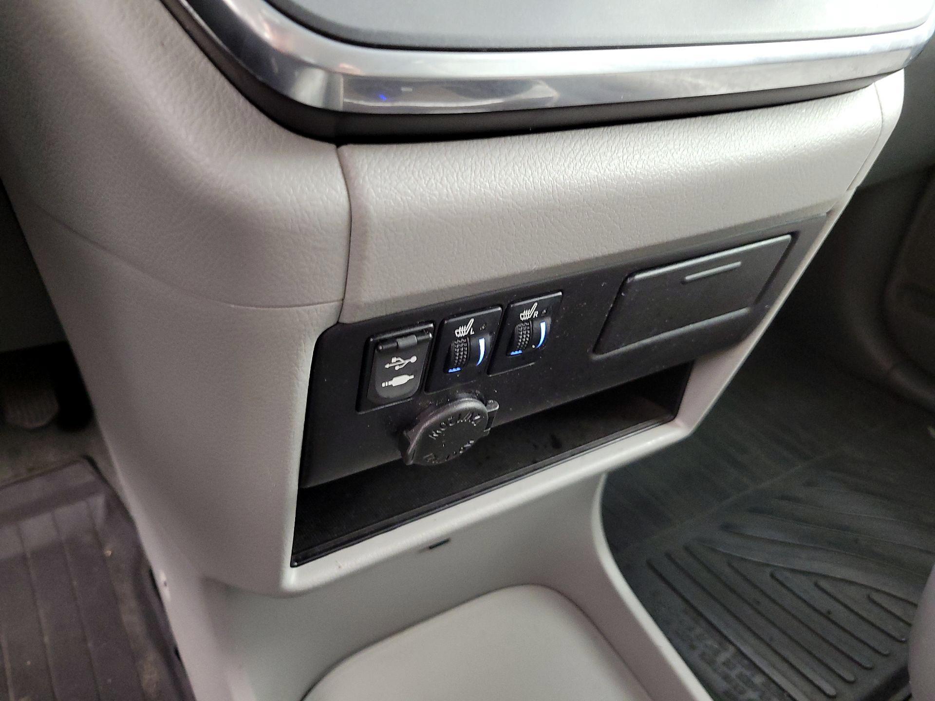 Thumbnail: 2017 Toyota Sienna - 18