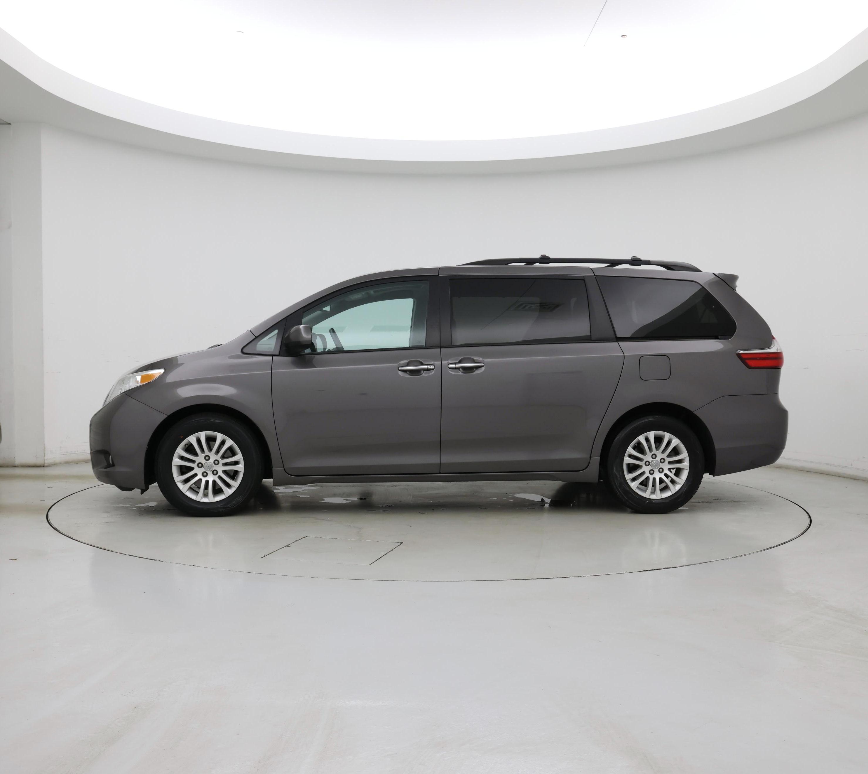 Thumbnail: 2017 Toyota Sienna - 3