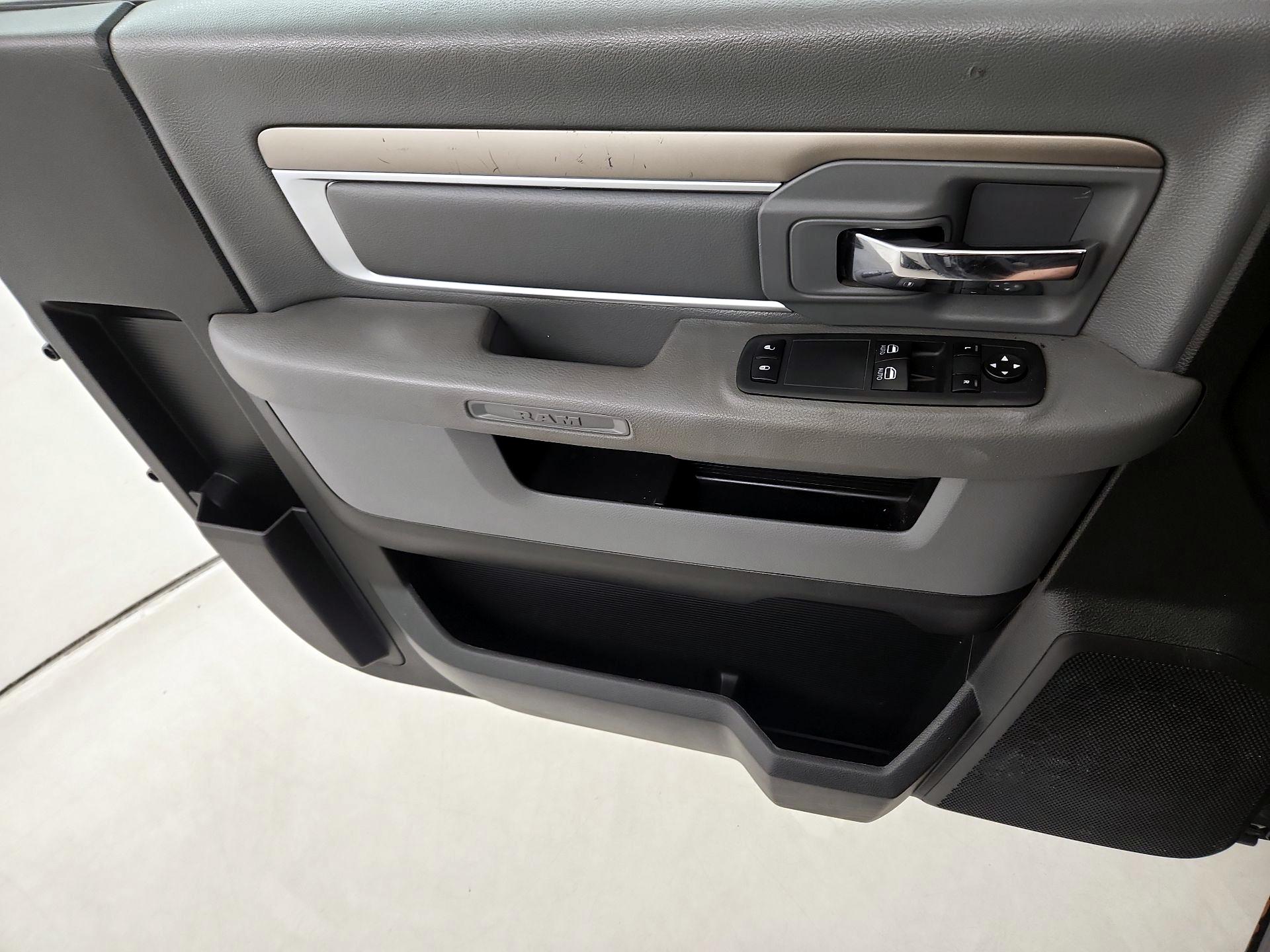 Thumbnail: 2020 RAM 1500 Classic - 12
