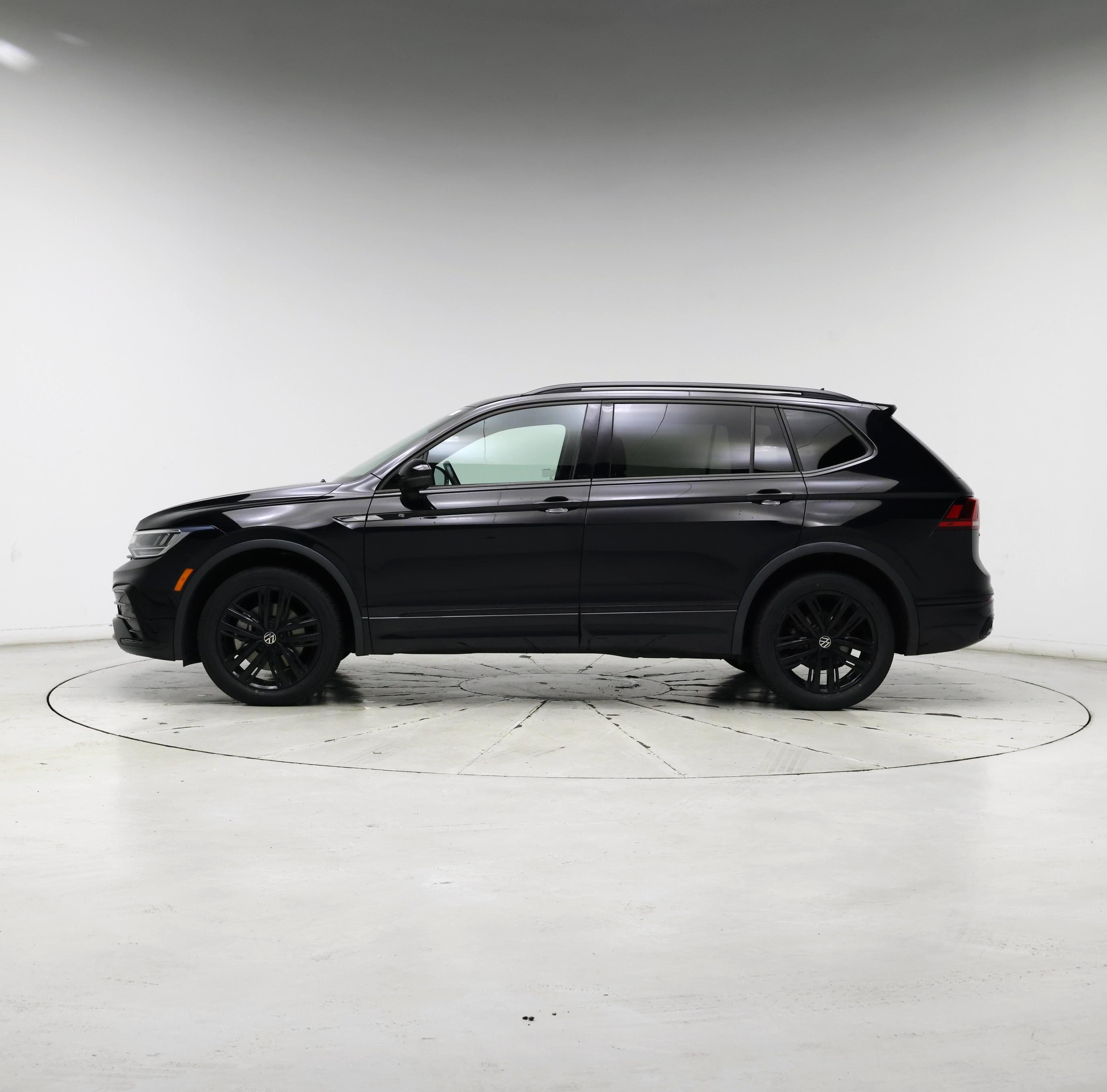 Thumbnail: 2022 Volkswagen Tiguan - 3