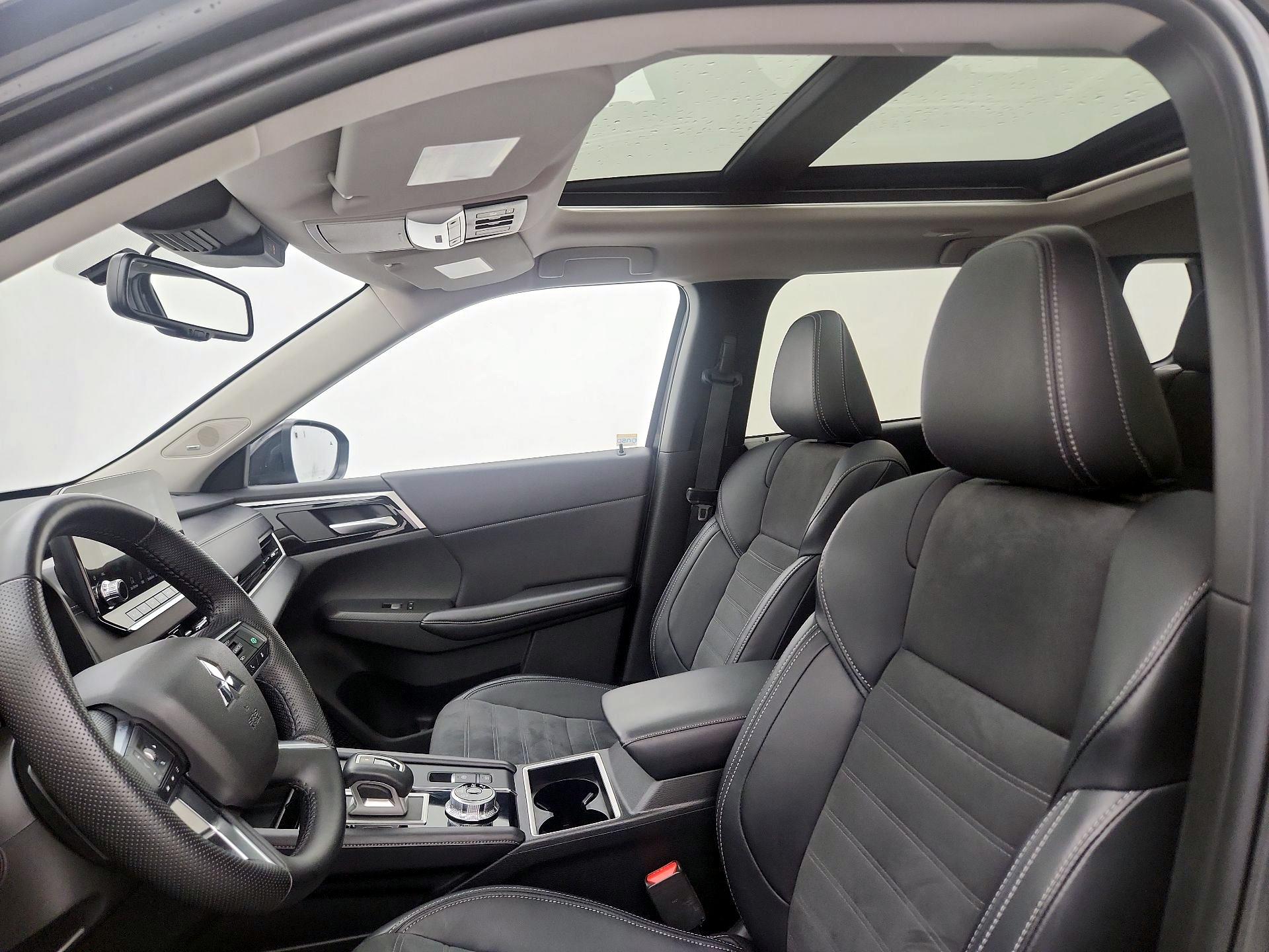 Thumbnail: 2024 Mitsubishi Outlander - 20