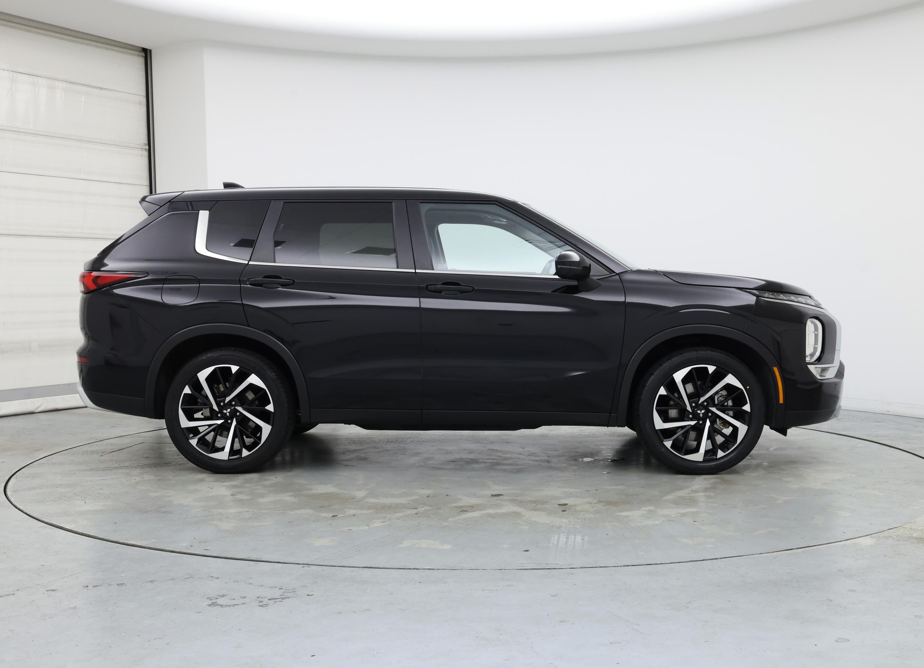 Thumbnail: 2024 Mitsubishi Outlander - 7
