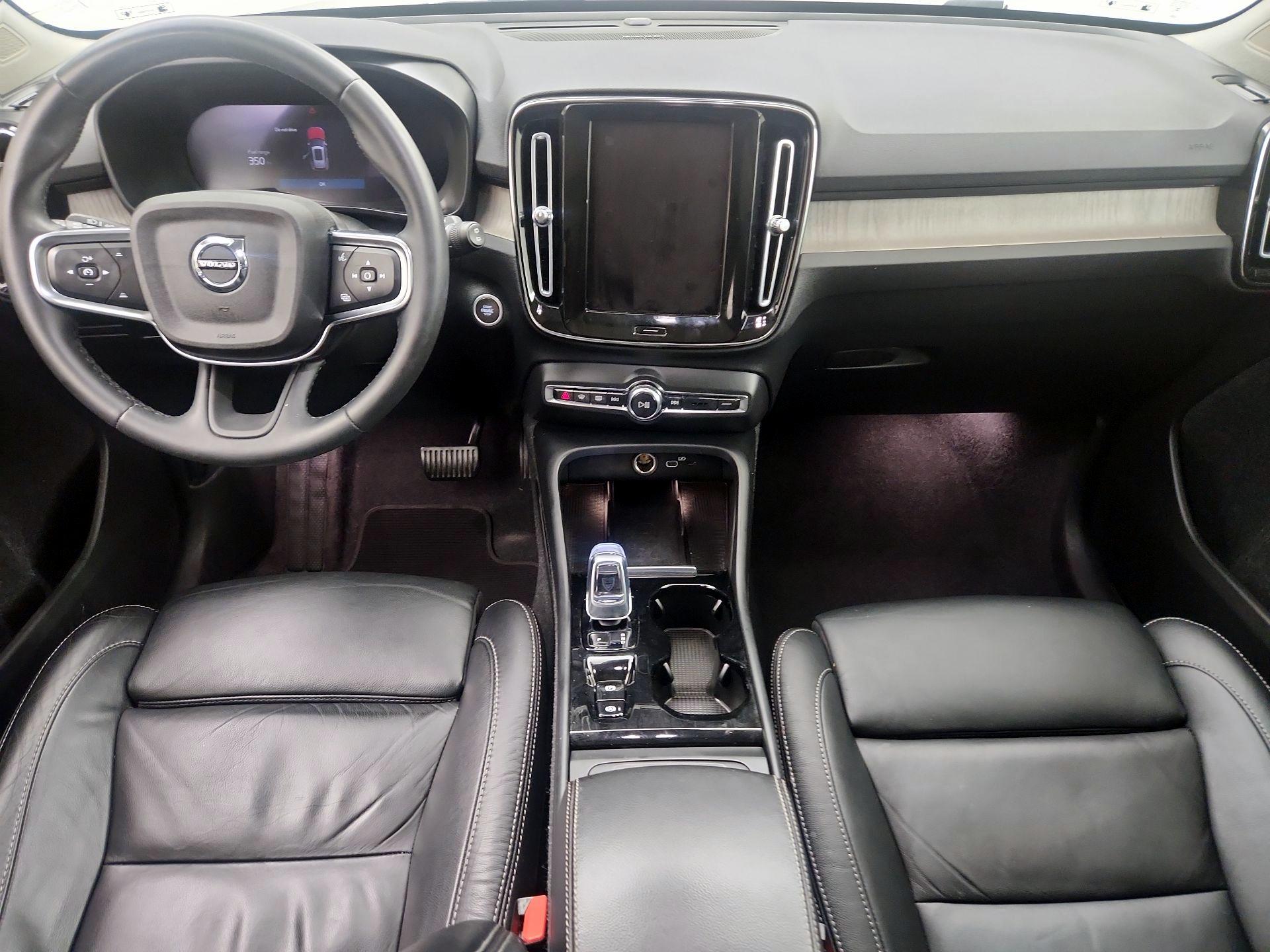 Thumbnail: 2023 Volvo XC40 - 9