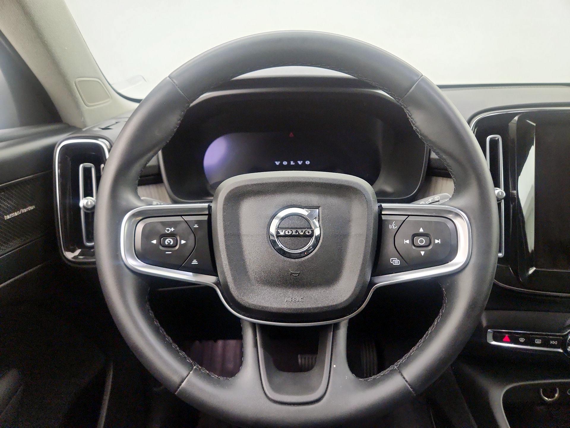 Thumbnail: 2023 Volvo XC40 - 10