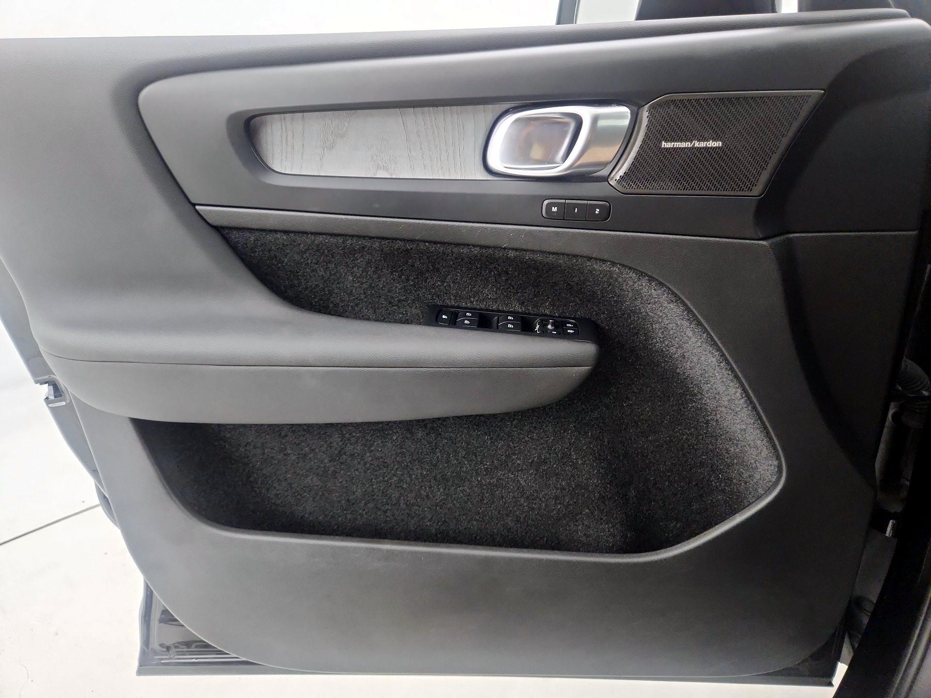 Thumbnail: 2023 Volvo XC40 - 12