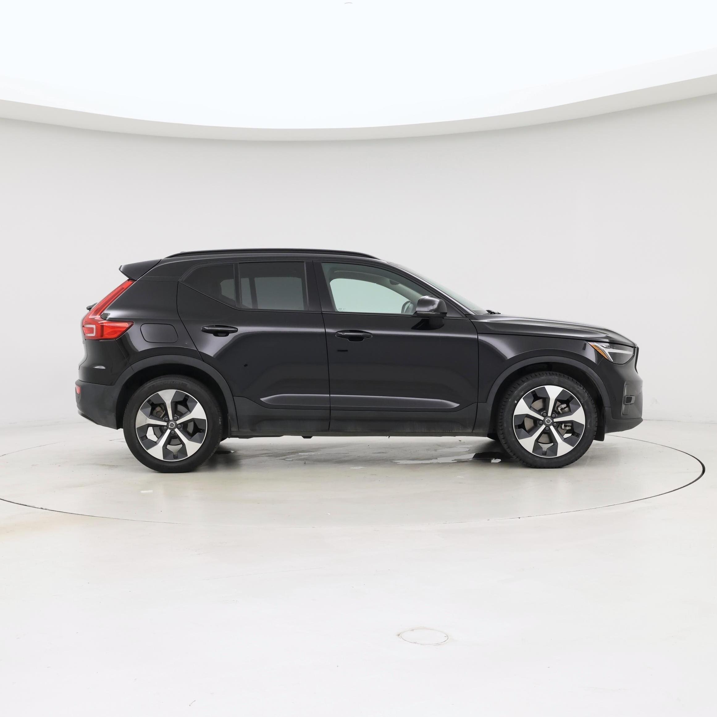 Thumbnail: 2023 Volvo XC40 - 7