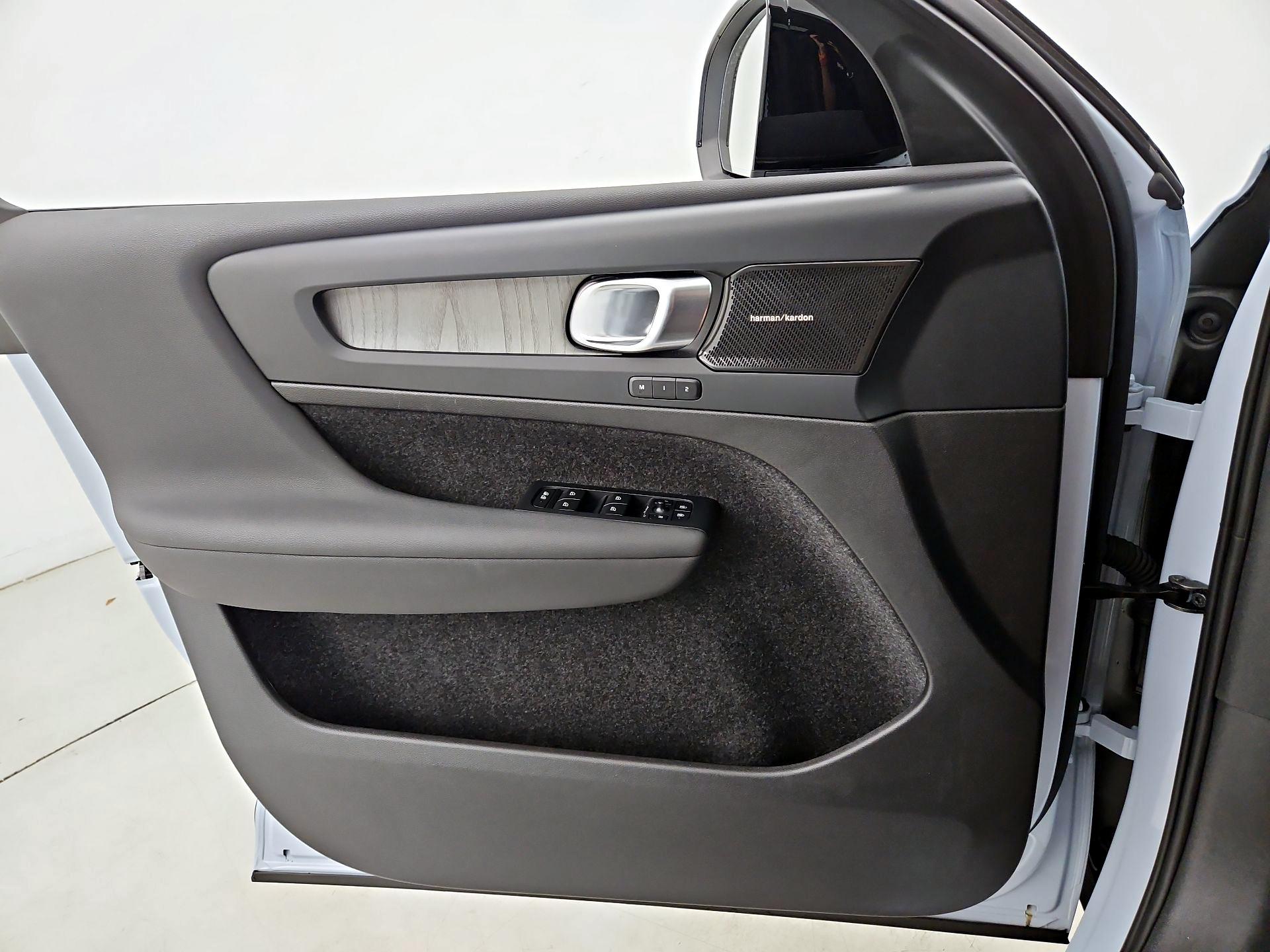 Thumbnail: 2024 Volvo XC40 - 12
