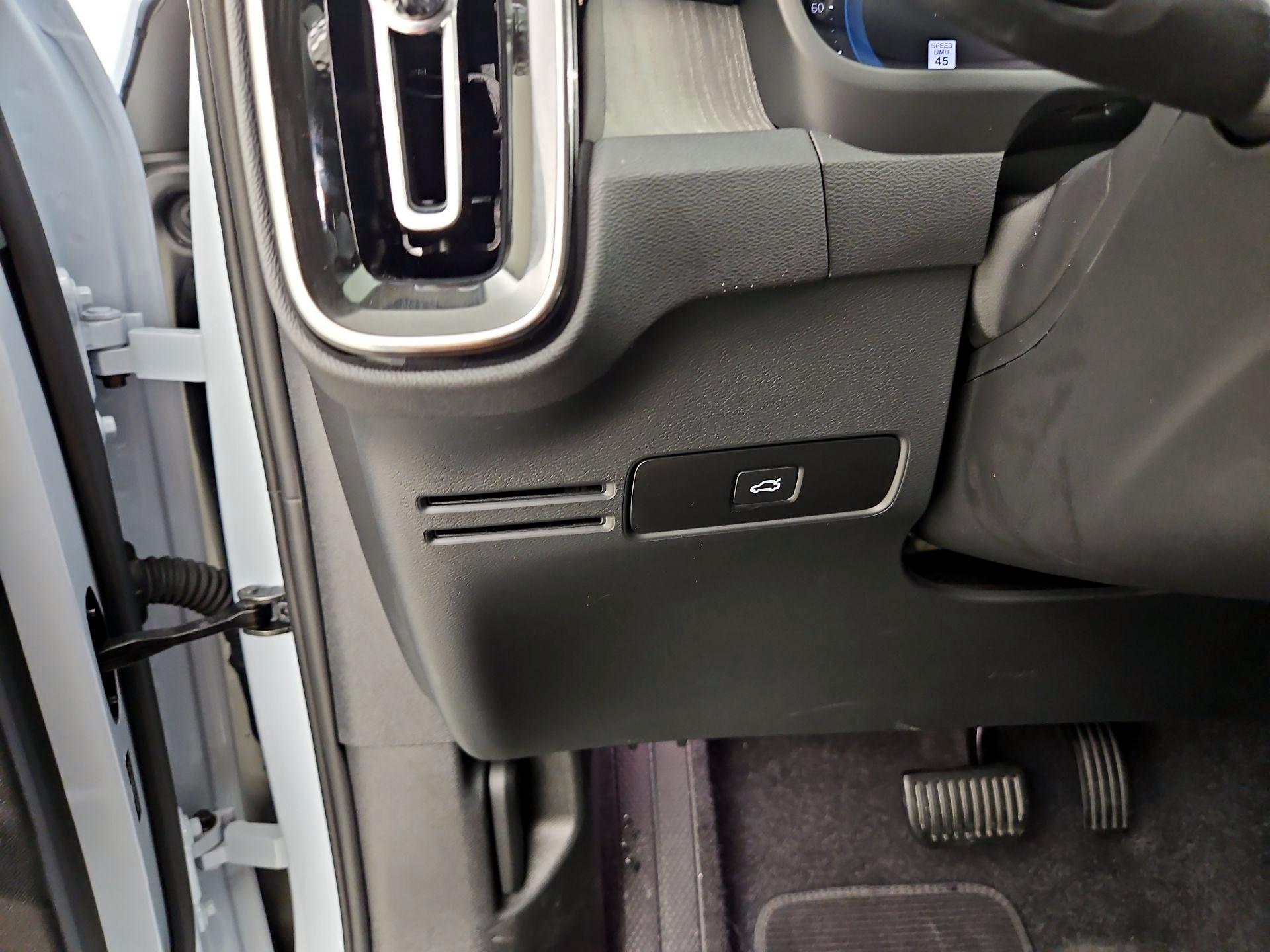 Thumbnail: 2024 Volvo XC40 - 13