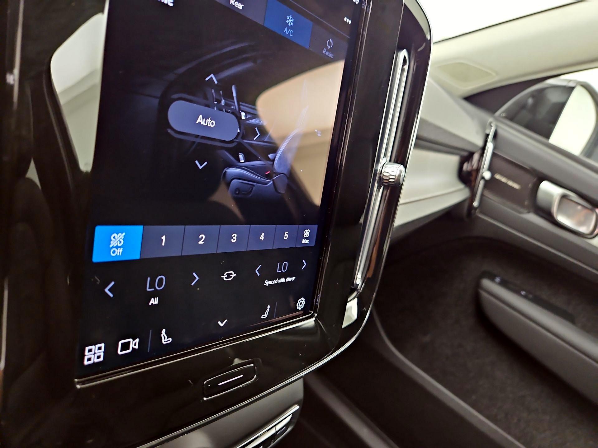 Thumbnail: 2024 Volvo XC40 - 17