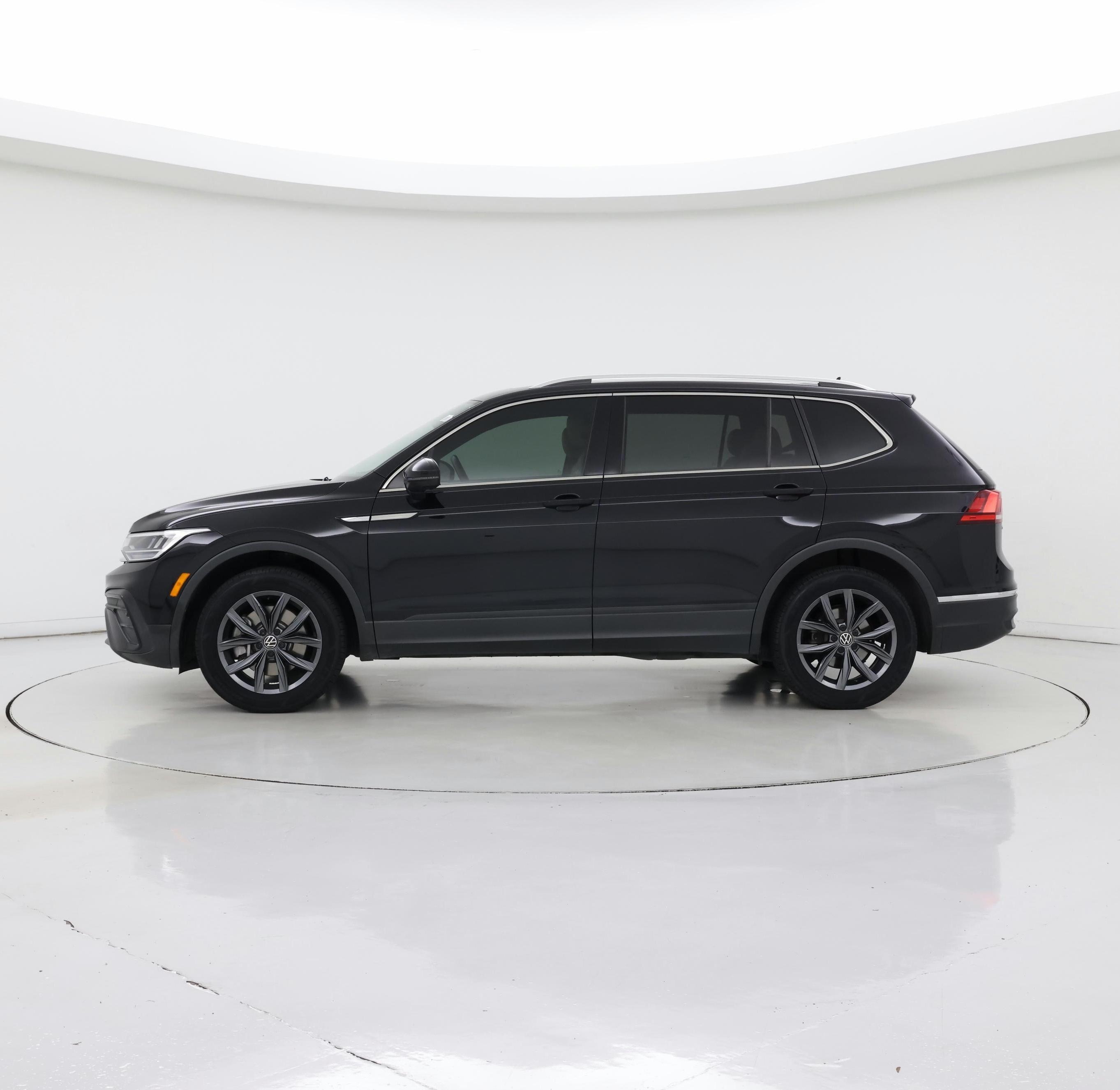 Thumbnail: 2022 Volkswagen Tiguan - 3