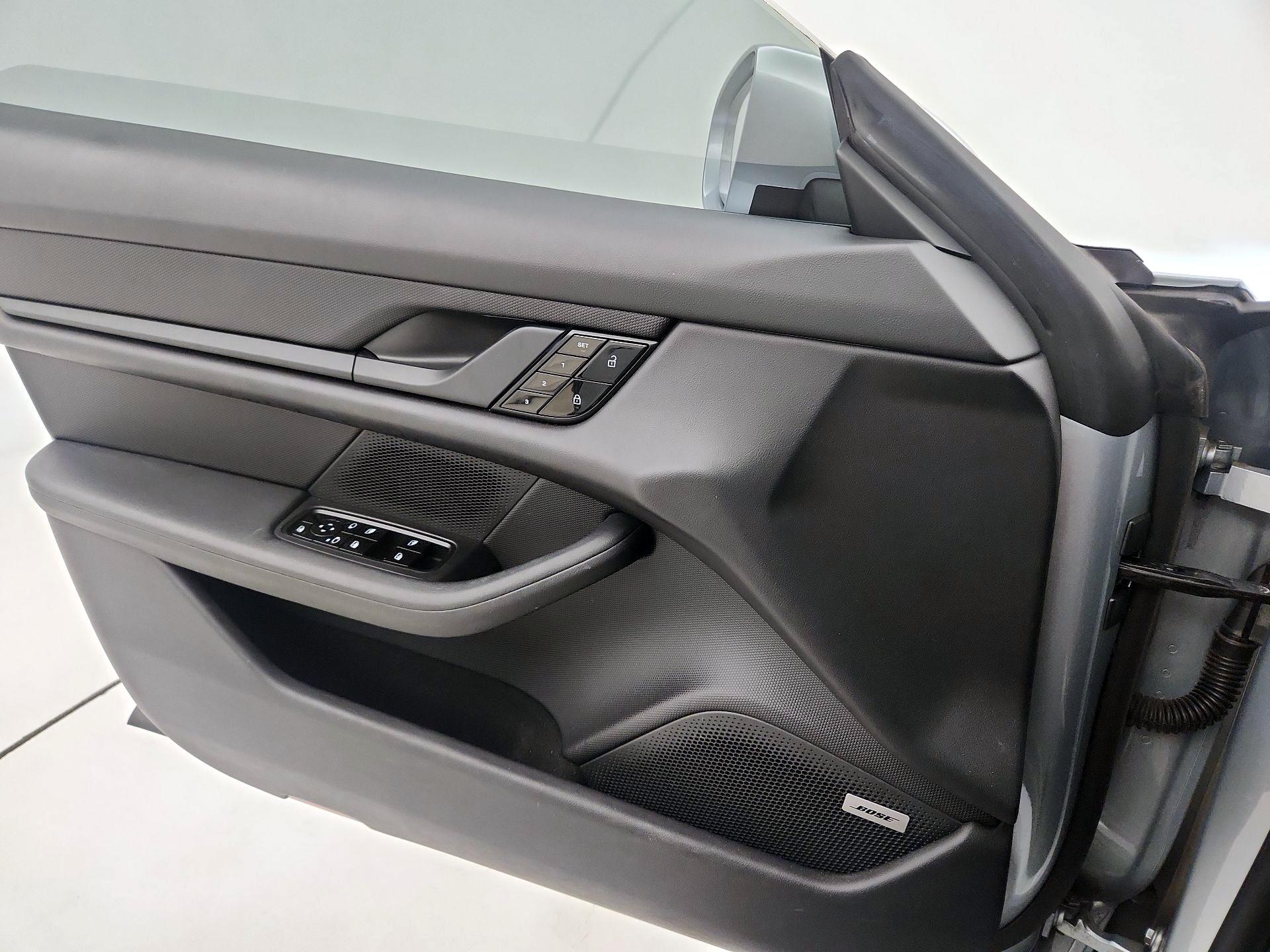 Thumbnail: 2021 Porsche Taycan - 10