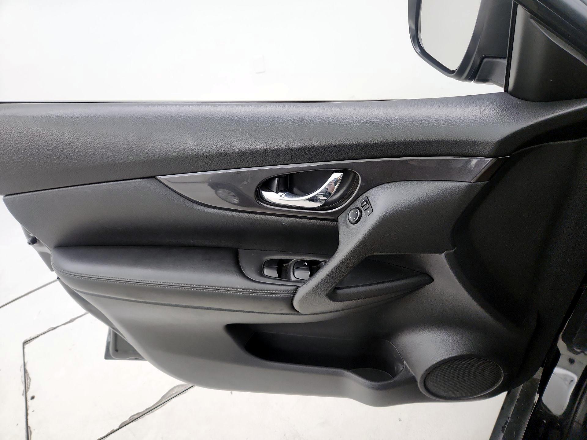 Thumbnail: 2017 Nissan Rogue - 12