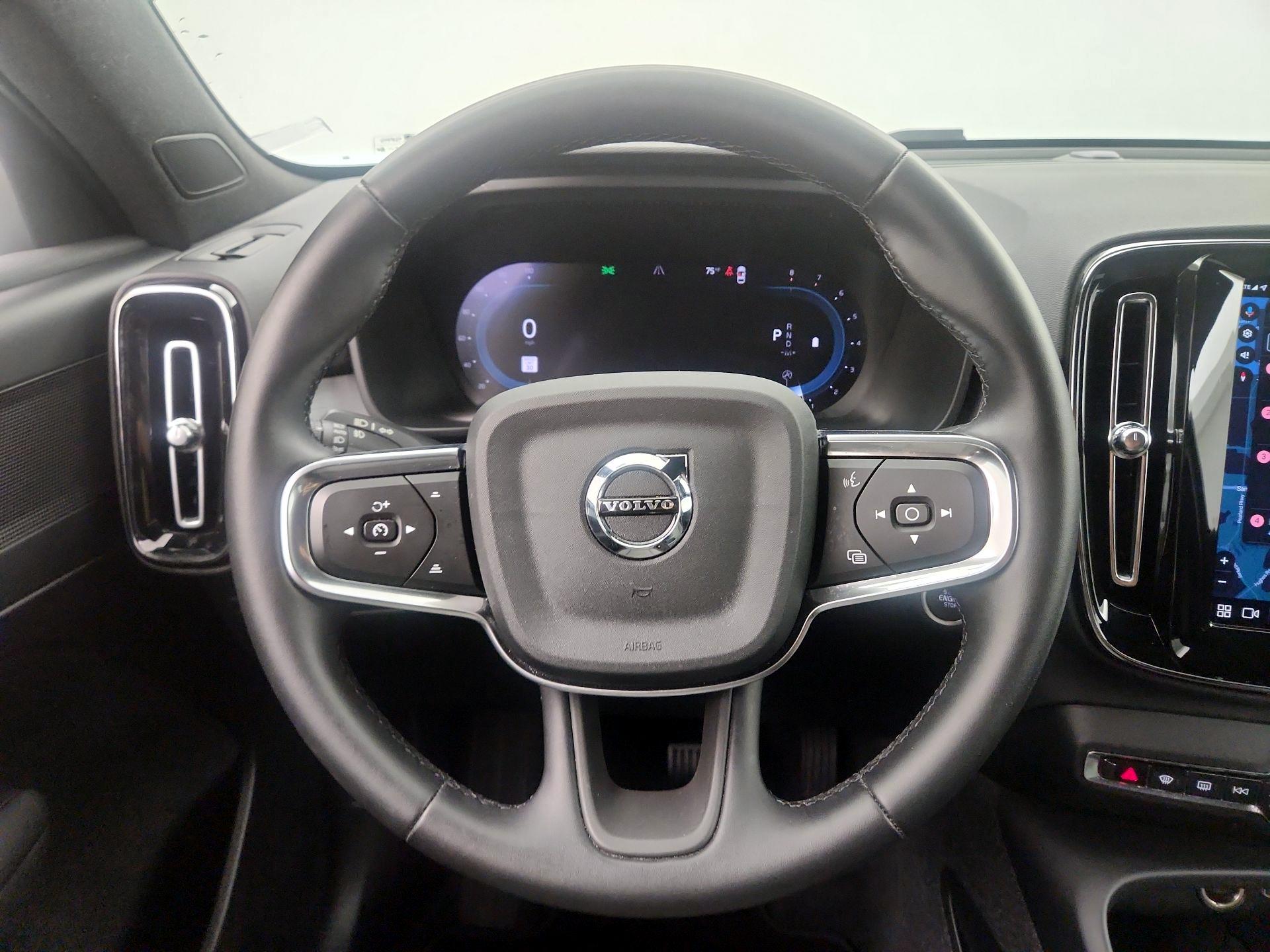 Thumbnail: 2025 Volvo XC40 - 10