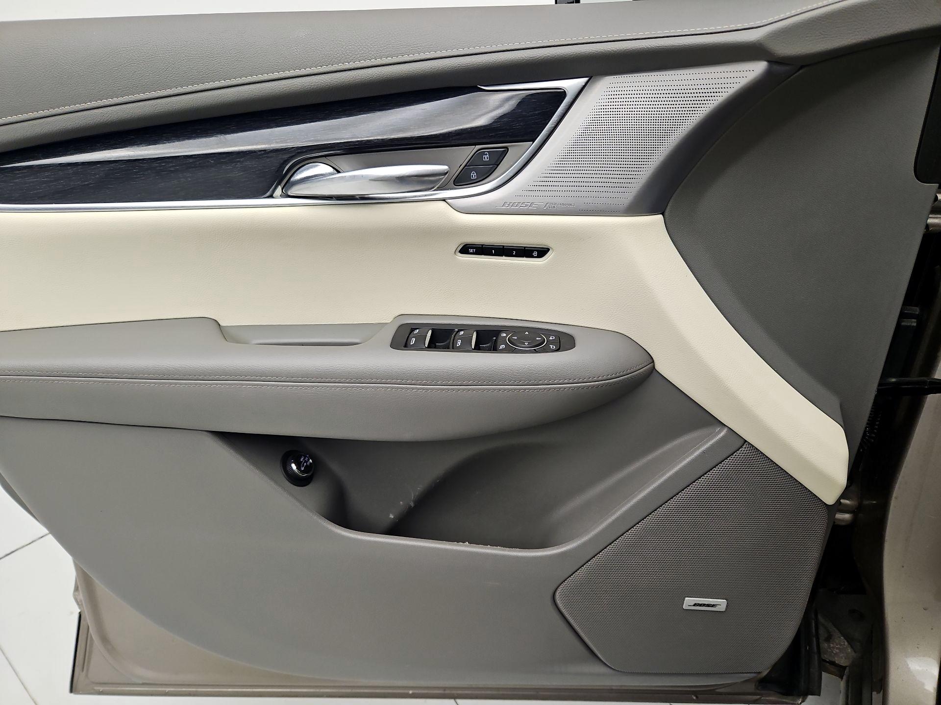 Thumbnail: 2023 Cadillac XT6 - 12