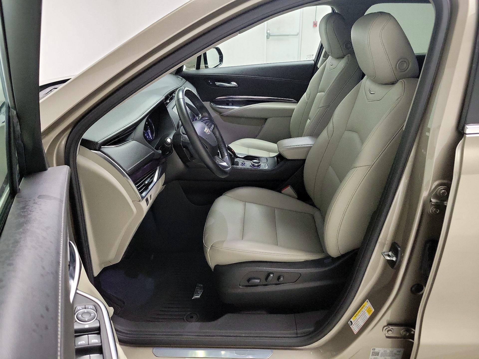 Thumbnail: 2022 Cadillac XT4 - 11