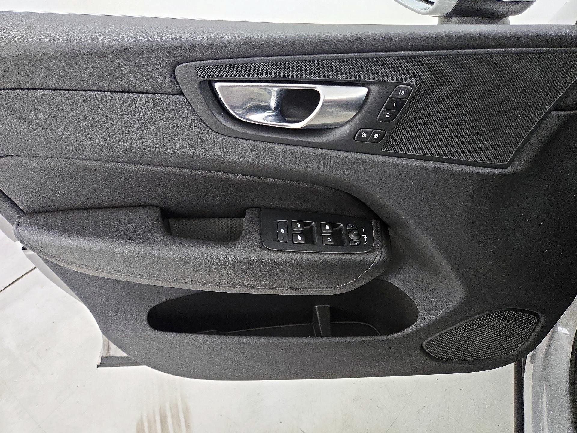 Thumbnail: 2022 Volvo XC60 - 12