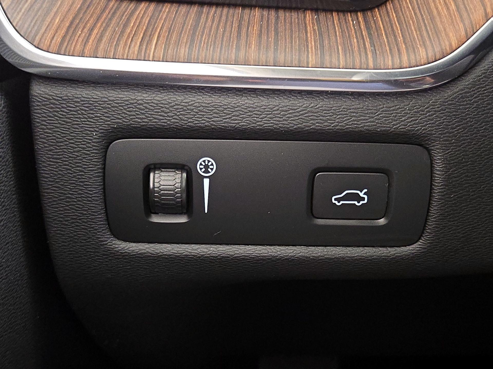 Thumbnail: 2022 Volvo XC60 - 13