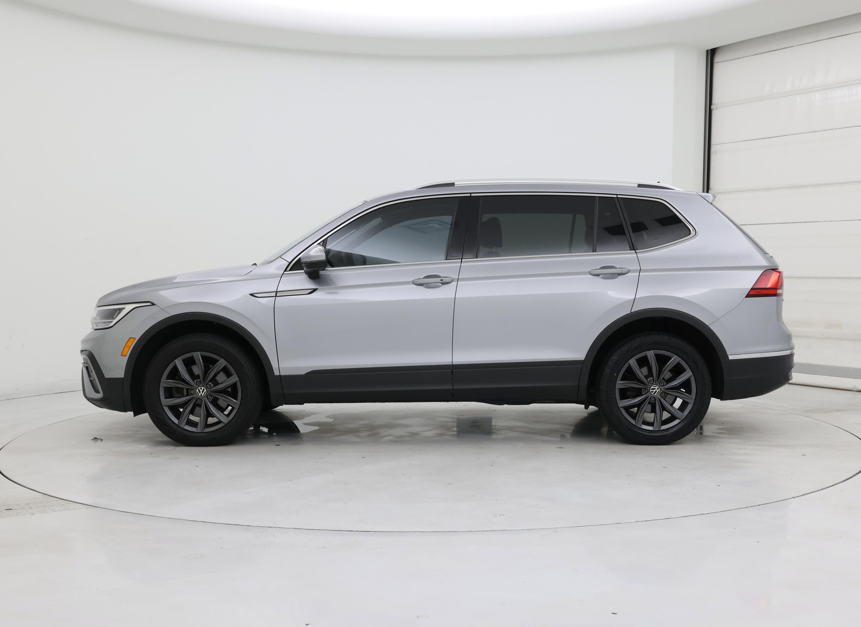 Thumbnail: 2022 Volkswagen Tiguan - 3