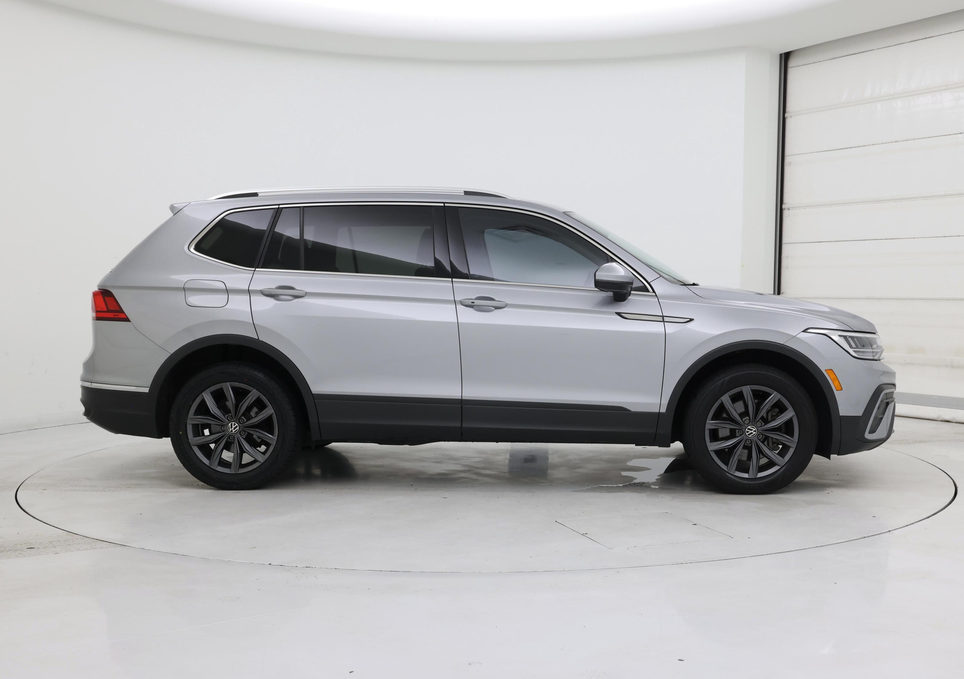 Thumbnail: 2022 Volkswagen Tiguan - 7