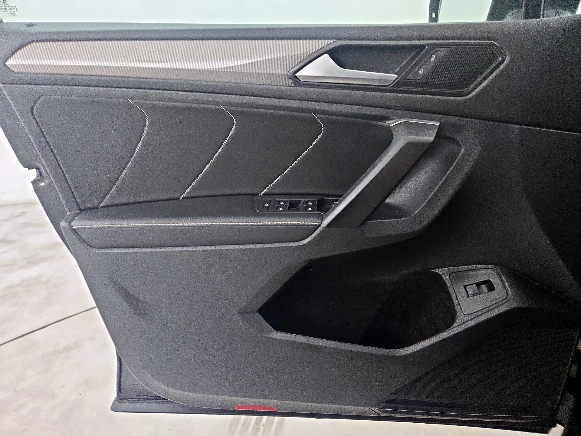 Thumbnail: 2022 Volkswagen Tiguan - 12
