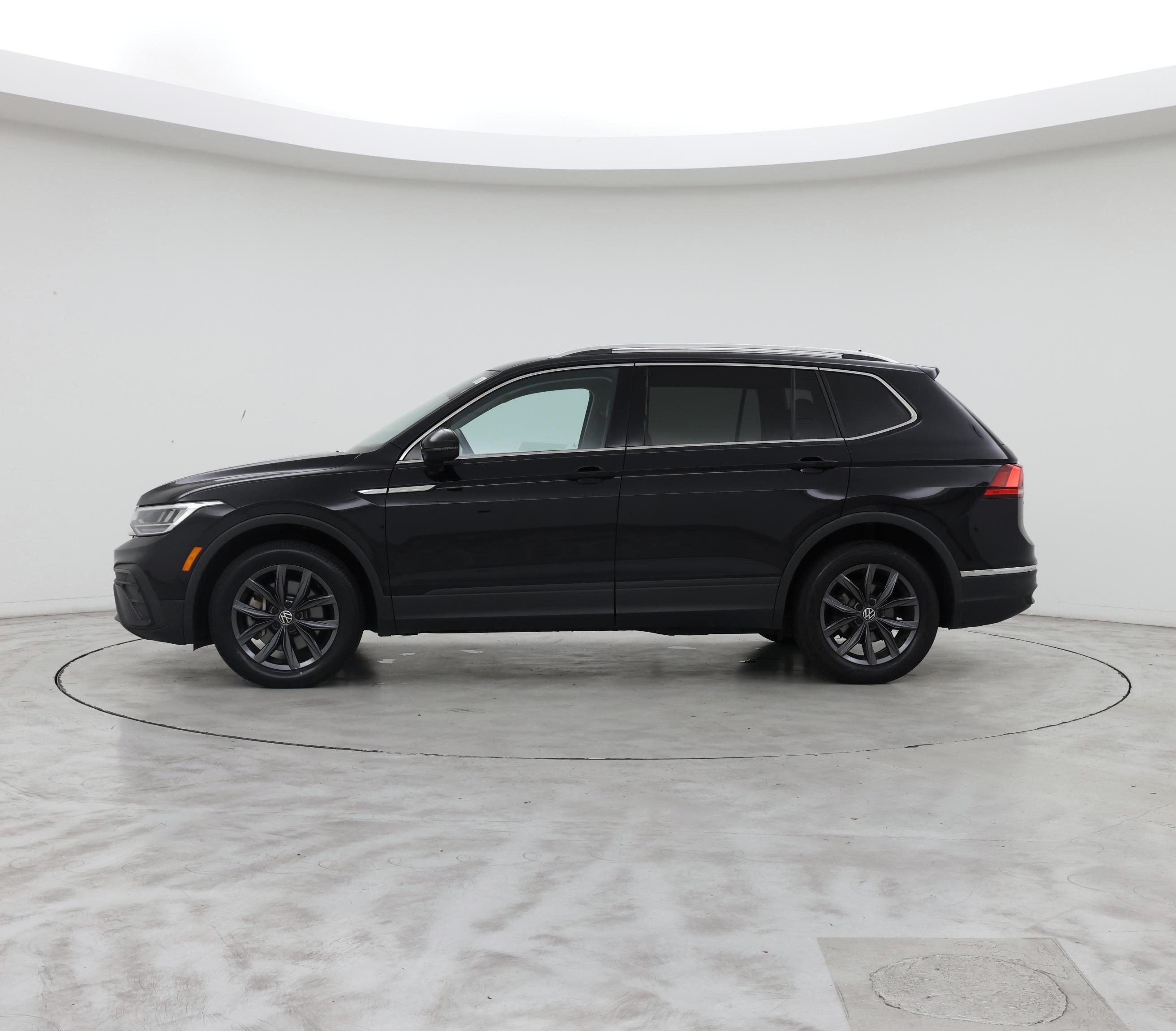 Thumbnail: 2022 Volkswagen Tiguan - 3