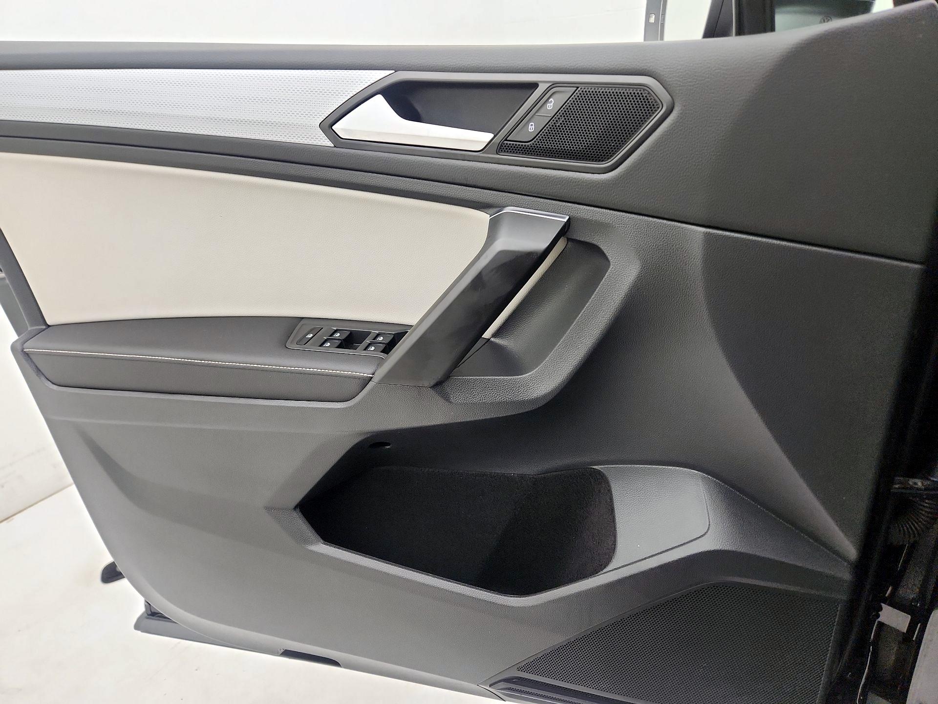 Thumbnail: 2023 Volkswagen Tiguan - 12