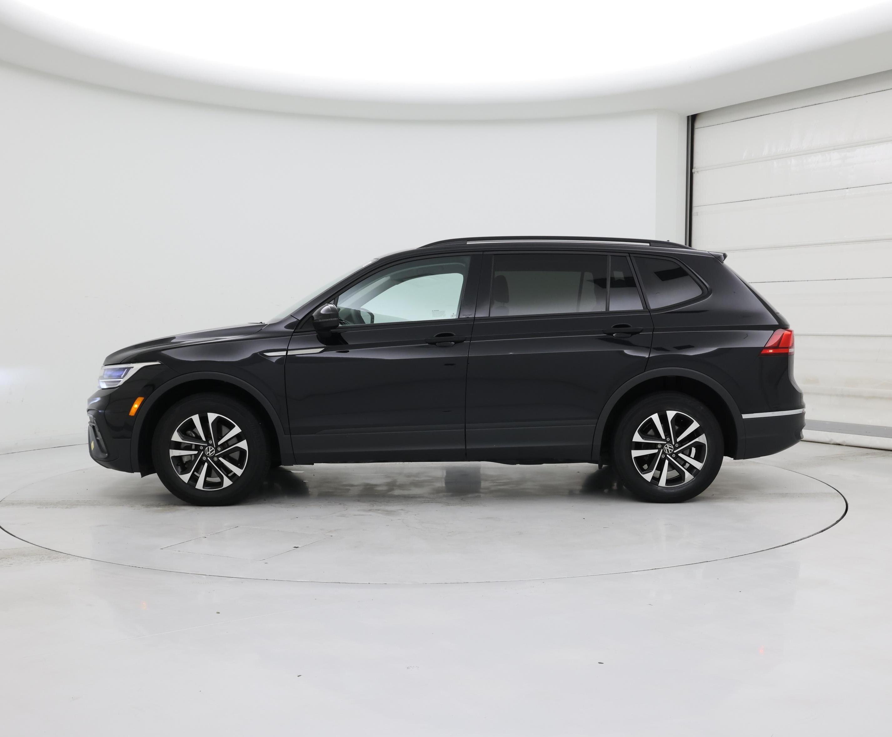Thumbnail: 2023 Volkswagen Tiguan - 3