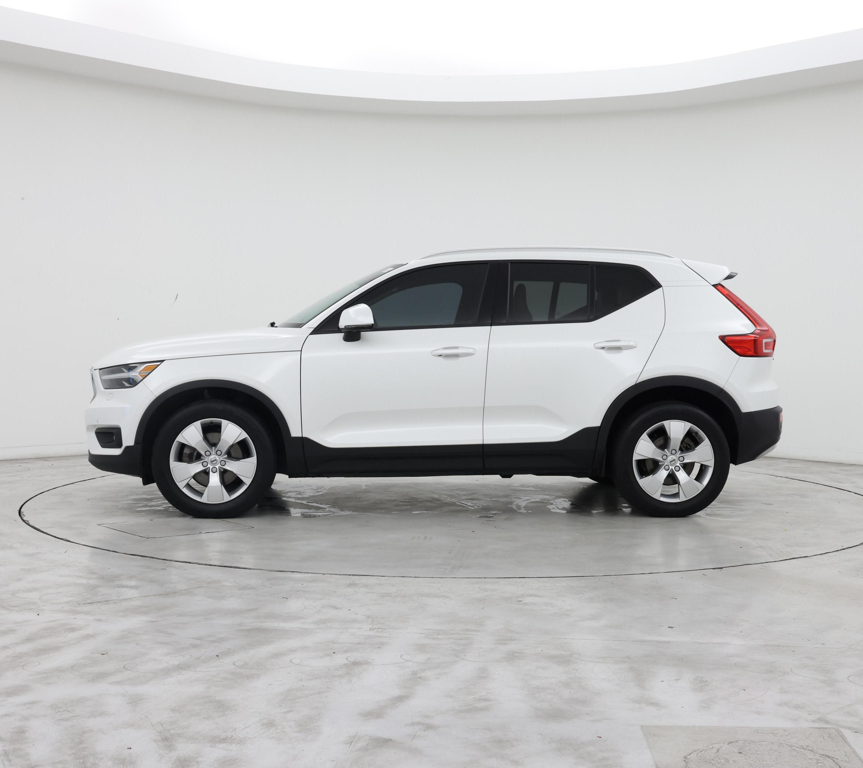 Thumbnail: 2021 Volvo XC40 - 3