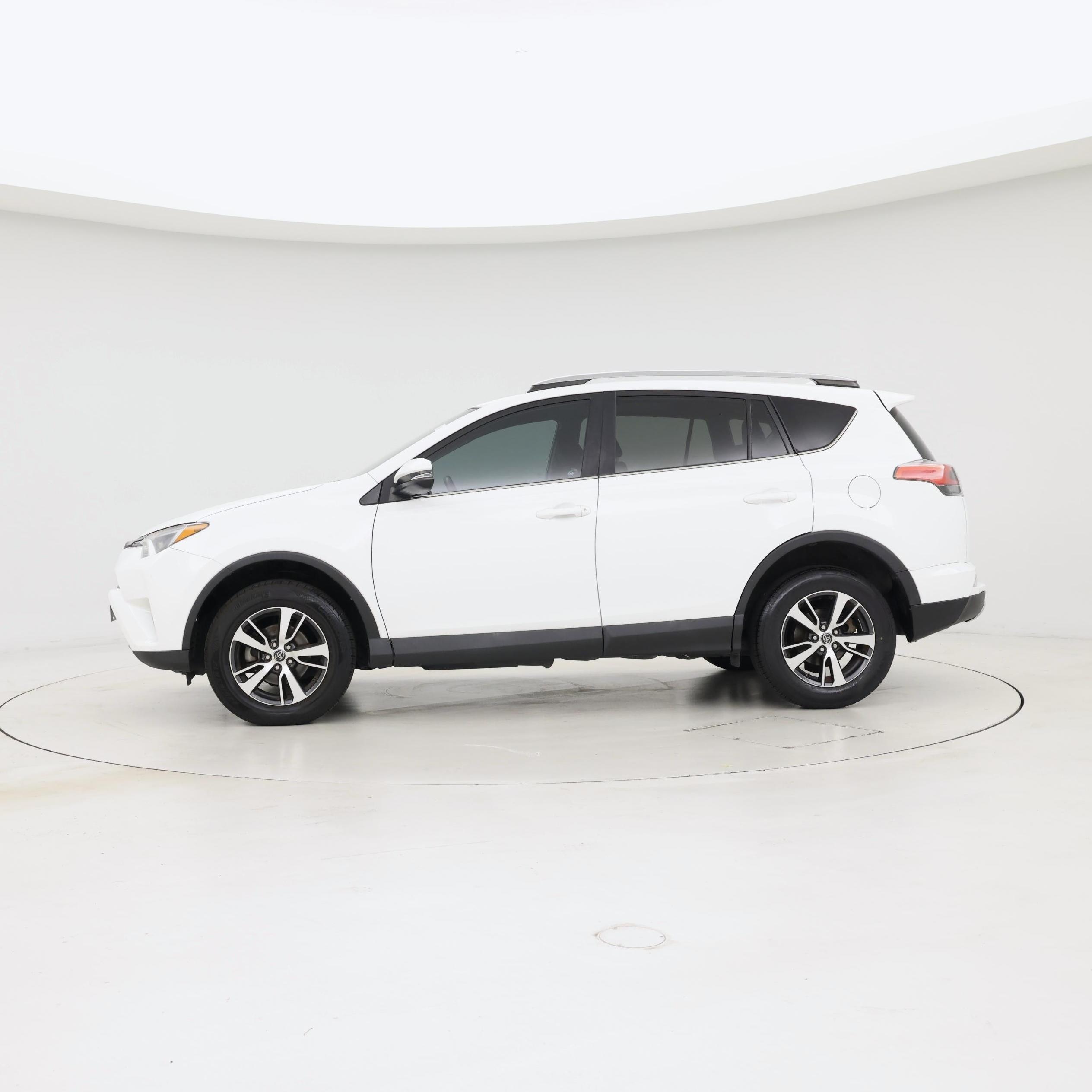 Thumbnail: 2018 Toyota RAV4 - 3