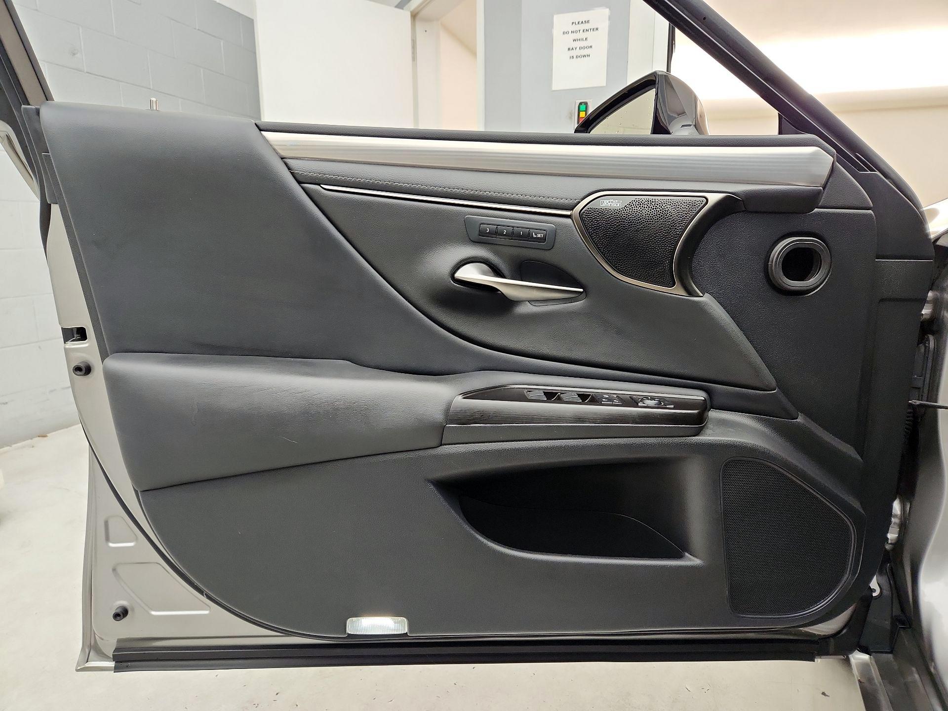 Thumbnail: 2019 Lexus ES - 12