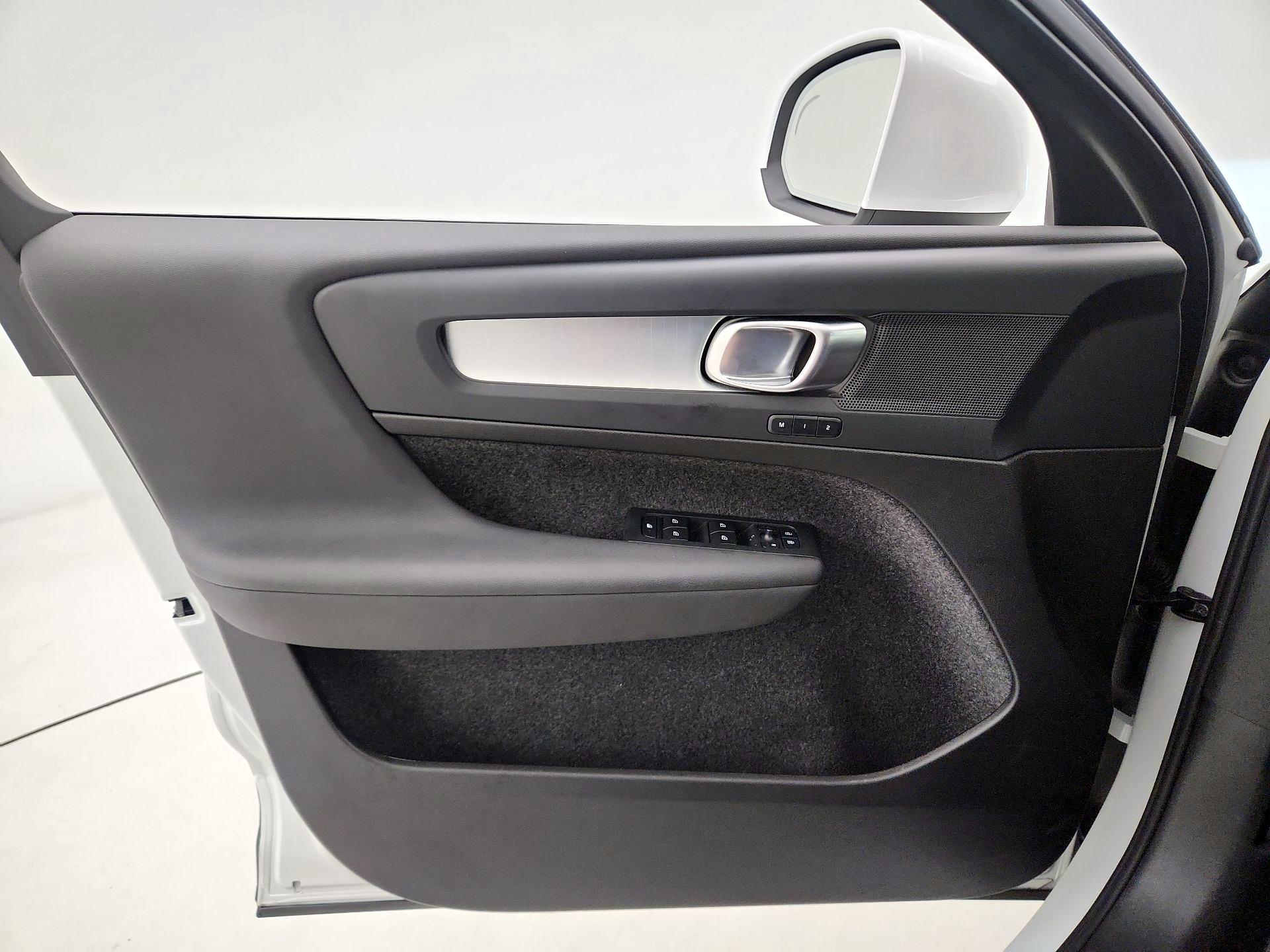 Thumbnail: 2025 Volvo XC40 - 12