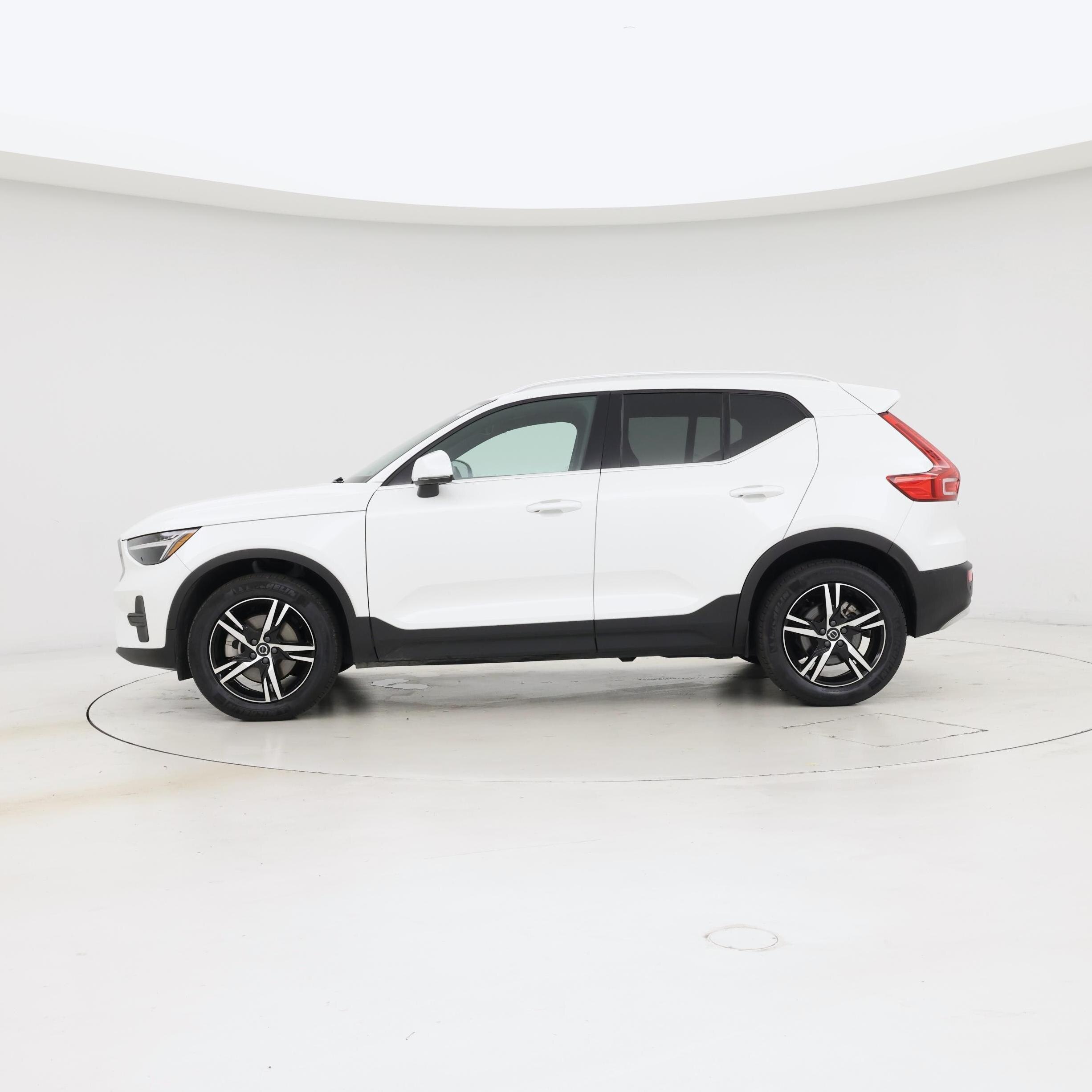 Thumbnail: 2025 Volvo XC40 - 3