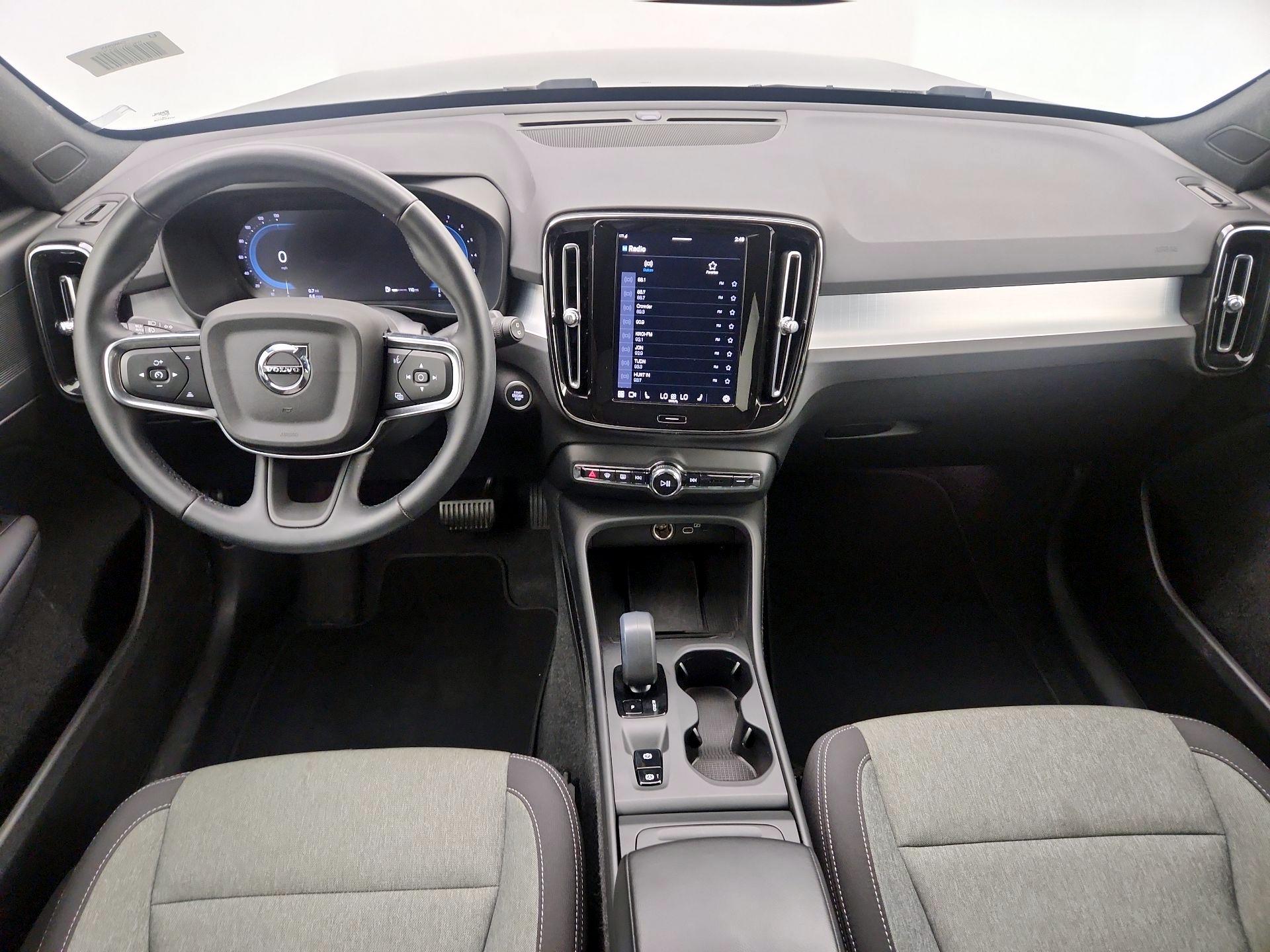 Thumbnail: 2025 Volvo XC40 - 9