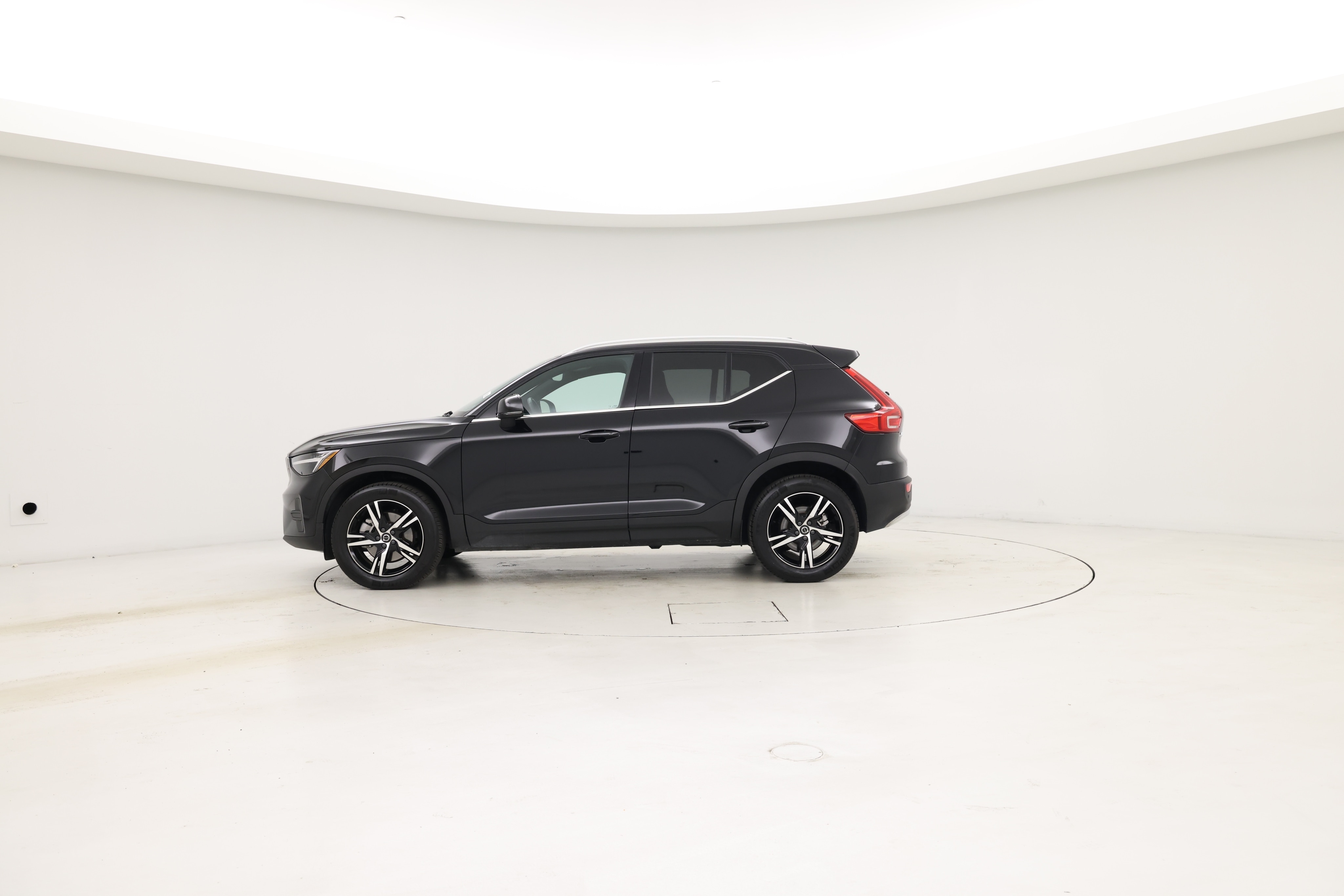 Thumbnail: 2025 Volvo XC40 - 3