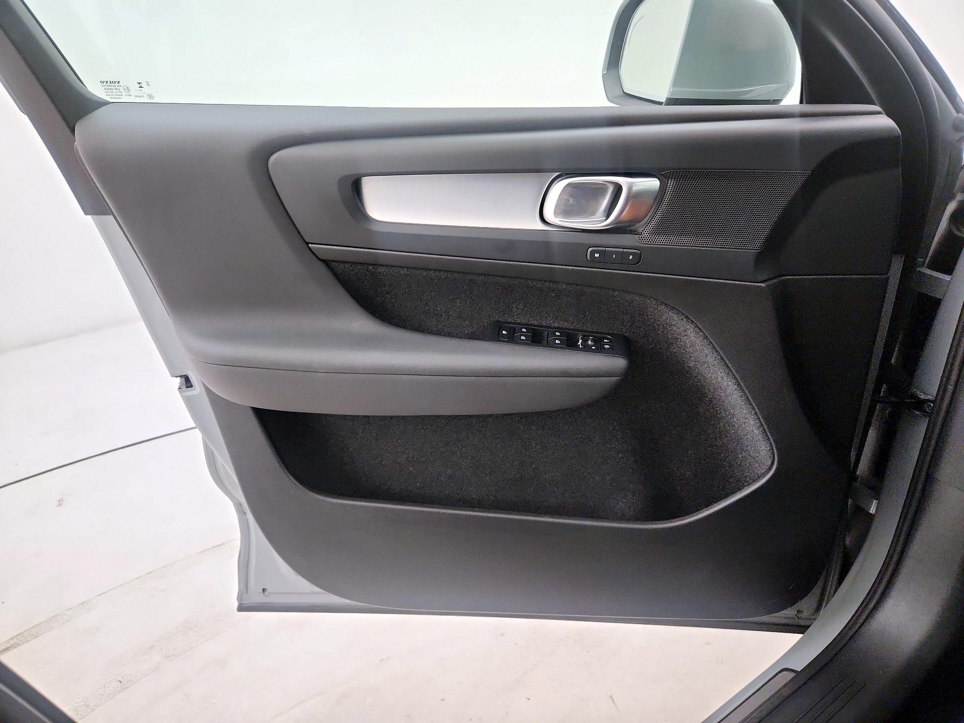 Thumbnail: 2025 Volvo XC40 - 12