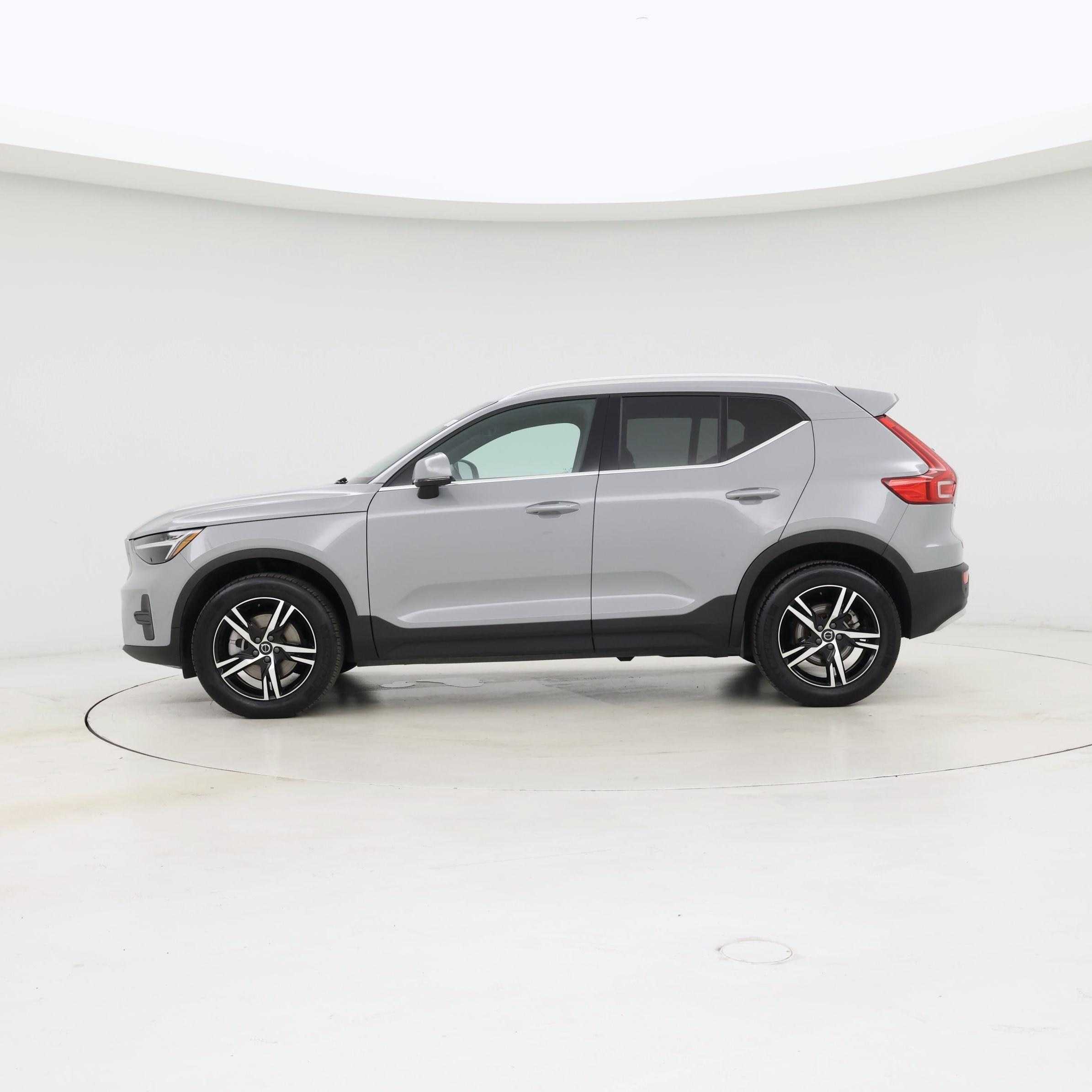 Thumbnail: 2025 Volvo XC40 - 3