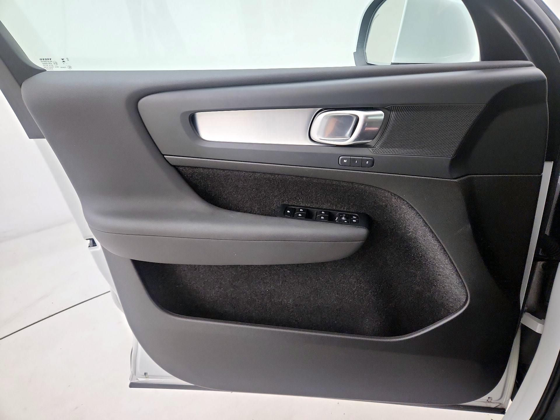 Thumbnail: 2025 Volvo XC40 - 12