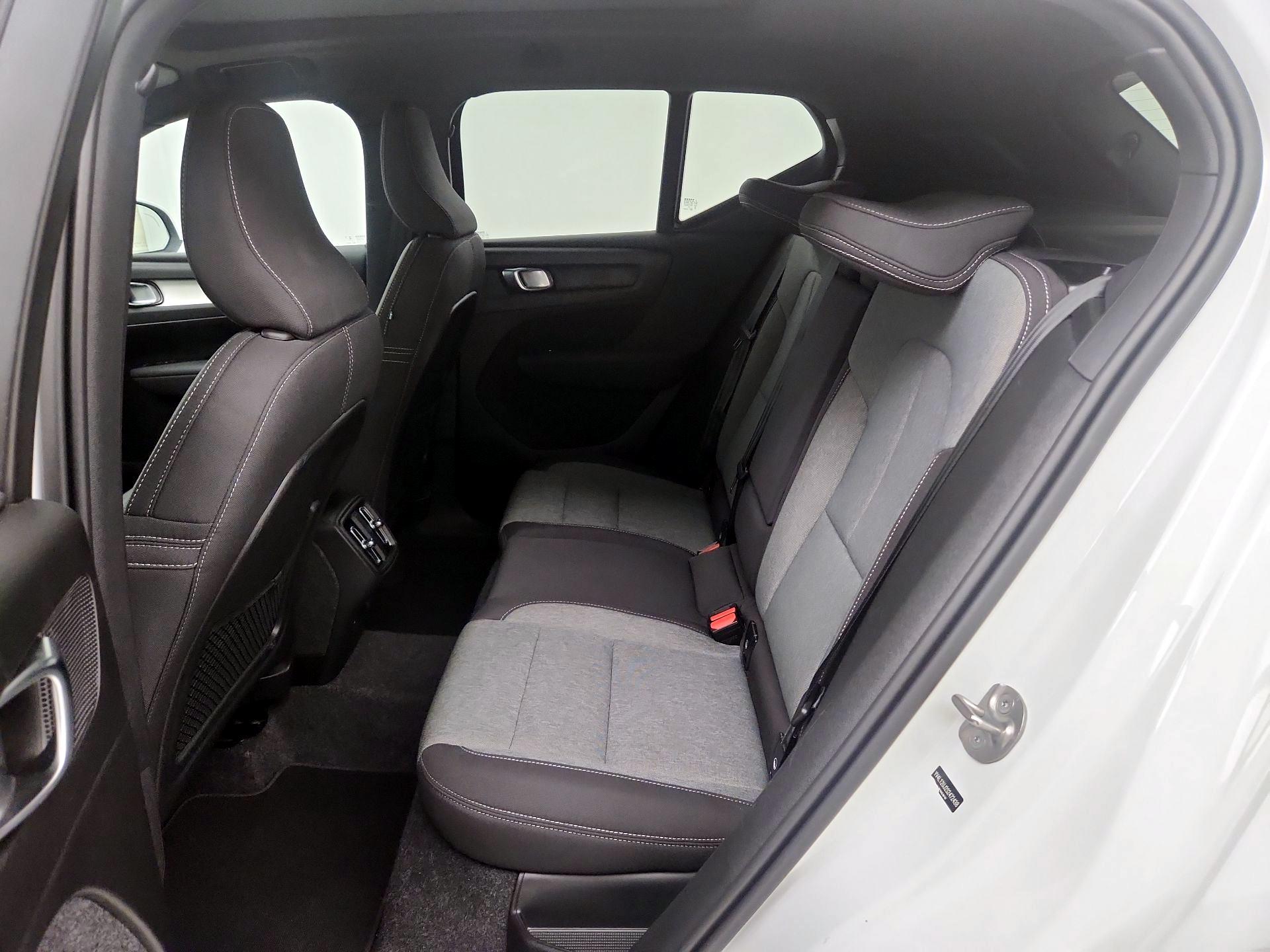 Thumbnail: 2025 Volvo XC40 - 17