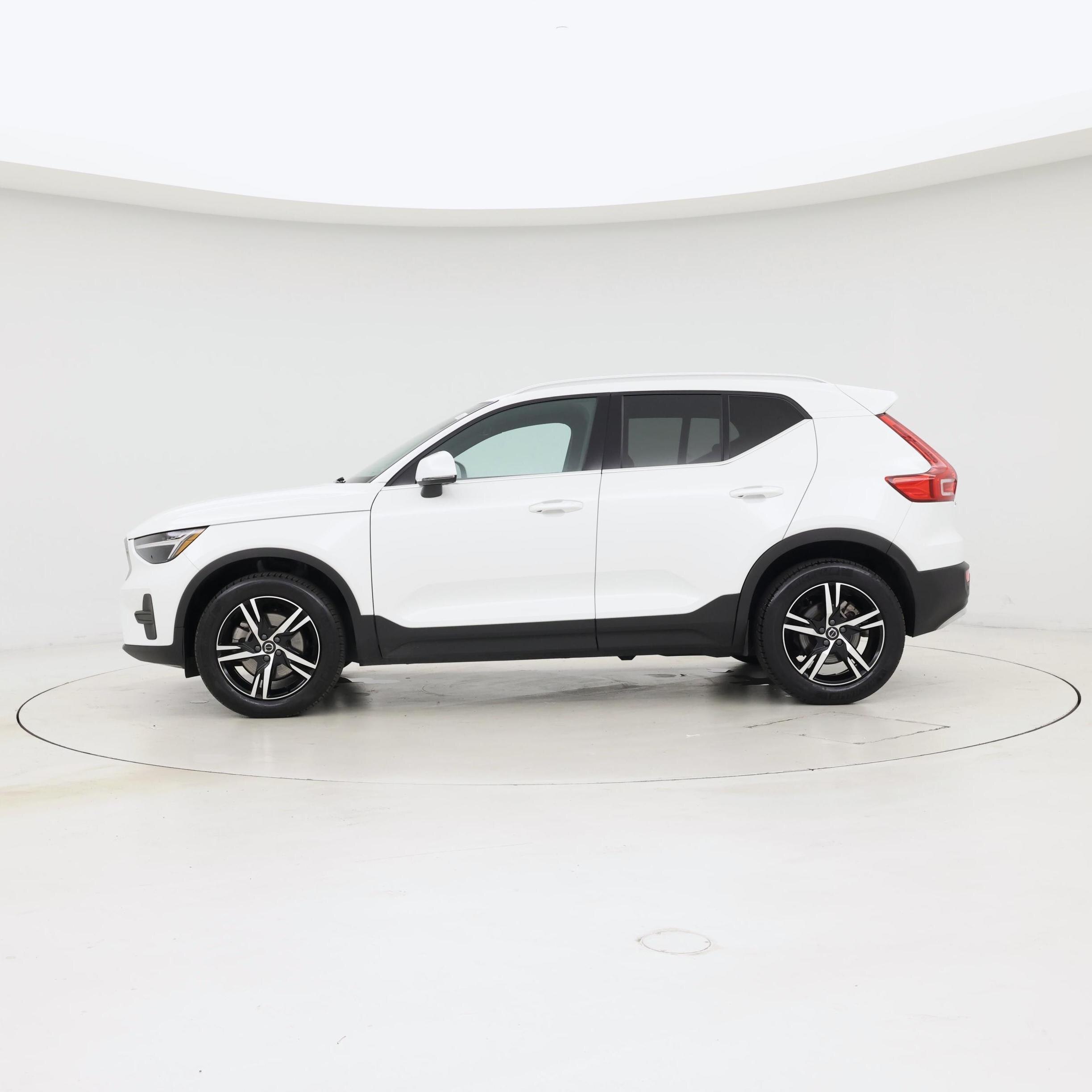 Thumbnail: 2025 Volvo XC40 - 3