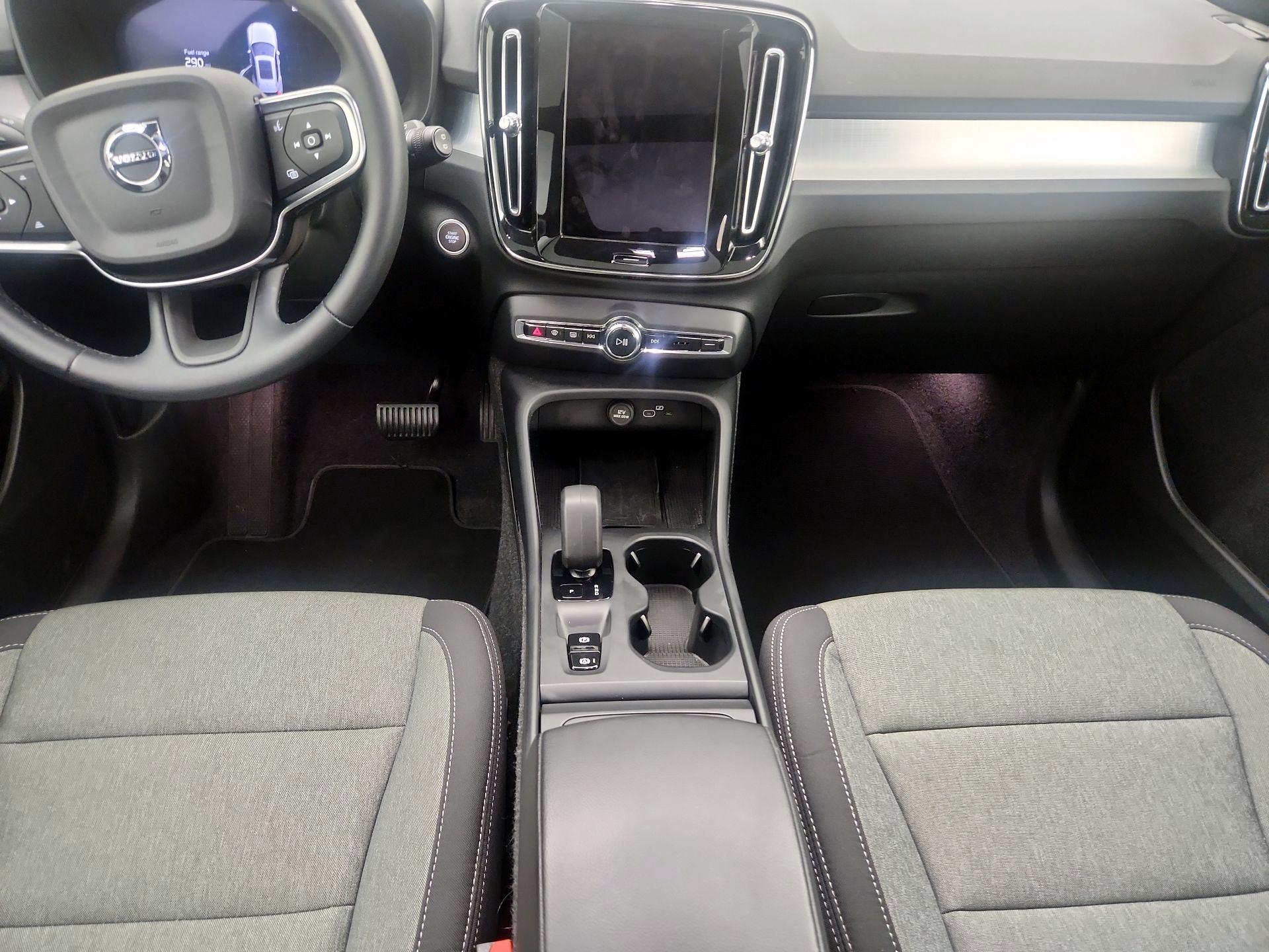 Thumbnail: 2025 Volvo XC40 - 9