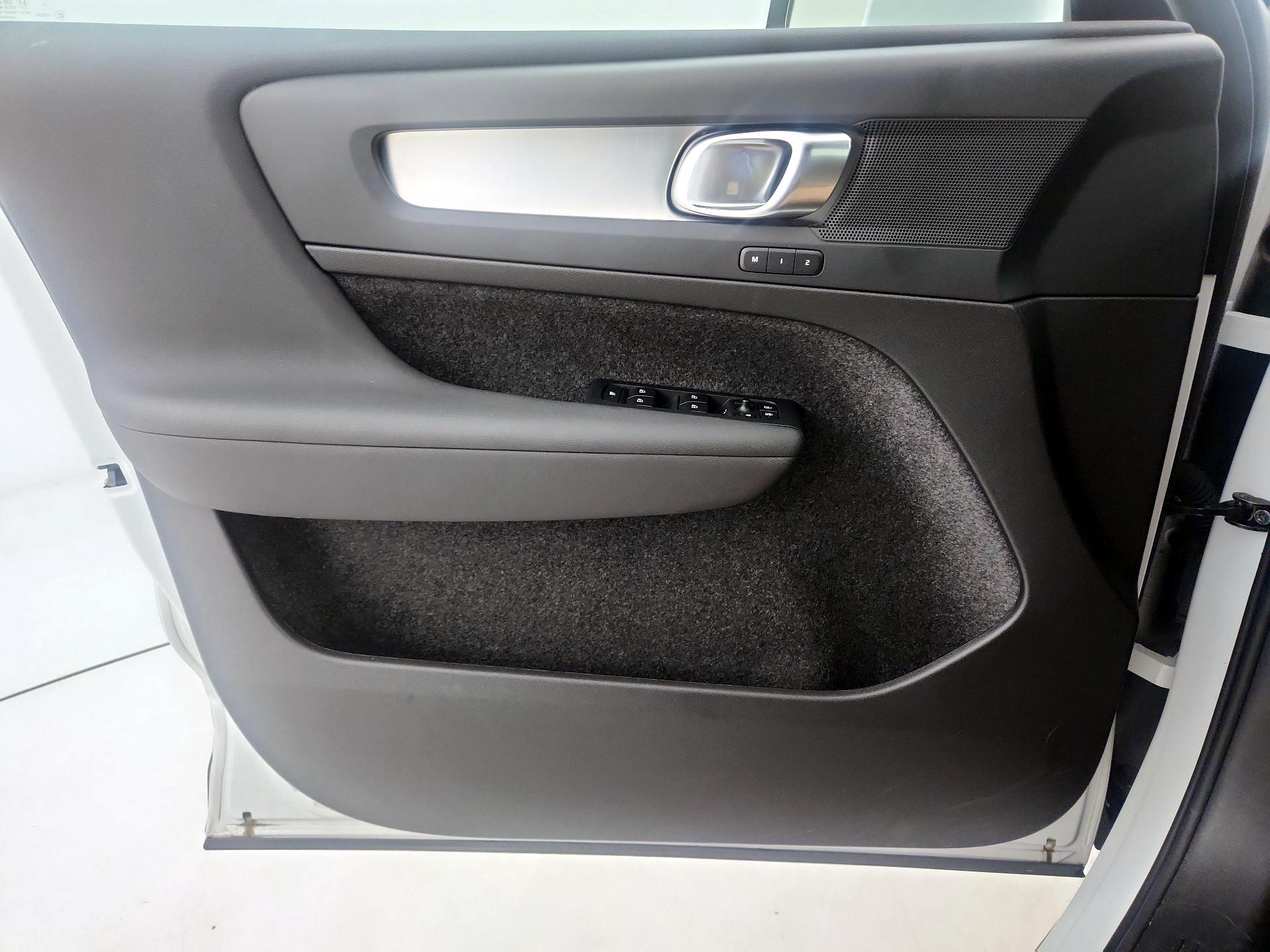 Thumbnail: 2025 Volvo XC40 - 12